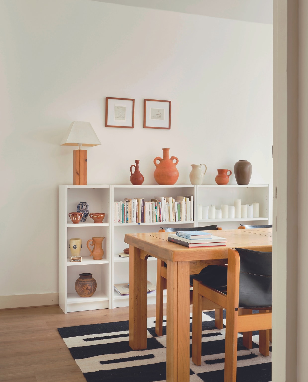 Eettafel vintage, tuigleren stoelen Ibisco, vloerkleed Fést, boekenkast Ikea. Aardewerk uit Spanje, Italië en kringloopwinkels. Kunstwerken gekregen van familie en vrienden. Overig onbekend. vtwonen 05-2024 | fotografie Mr. Frank