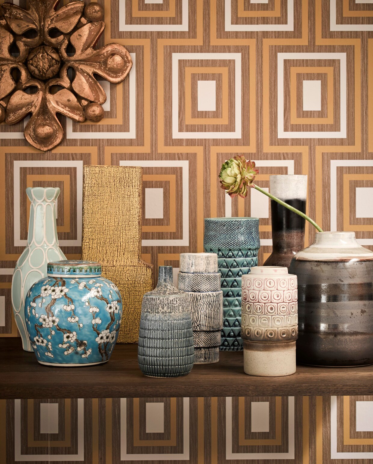 Behang Stripes +, per rol € 46,95 (Eijffinger). Aan de wand houten gouden ornament € 35,- (Neef Louis). Tafel Pyramid € 749,- (Hay). Hoge lichtblauwe vaas € 34,95, blauwe pot € 54,95, gele vaas € 67,95, grijze vaas in lagen € 47,95, celadon vaas met driehoekjes € 63,95, hoge bruine vaas met witte streep € 39,95, grote bolle bruine vaas met witte rand € 61,- (Loods 5). Blauw vaasje streepmotief € 6,95, vaas retro met blokmotiefjes € 12,95 (HK Living). vtwonen 07-2018 | styling Fietje Bruijn | fotografie Alexander van Berge