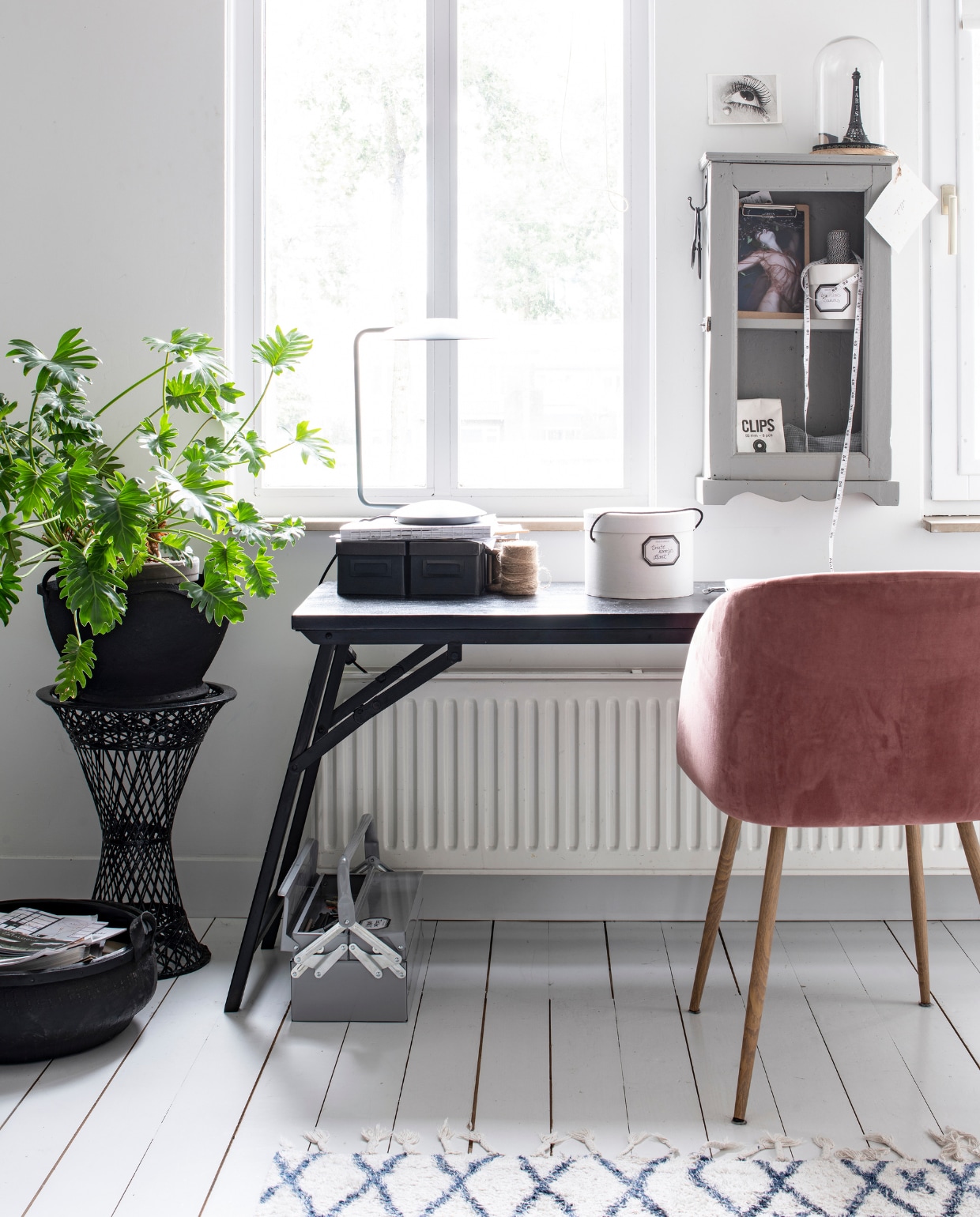 Bureau onbekend. Roze stoel Søstrene Grene. Muurkastje en glazen stolp tweedehands. Bureaulamp Dotshop. Zwarte bloempot en krukje Household Hardware. Grijze gereedschapskist House Doctor. Papieren doosjes Ikea. vtwonen 09-2020 | productie Insidehomepage | fotografie Louis Lemaire | styling Marit Saladini