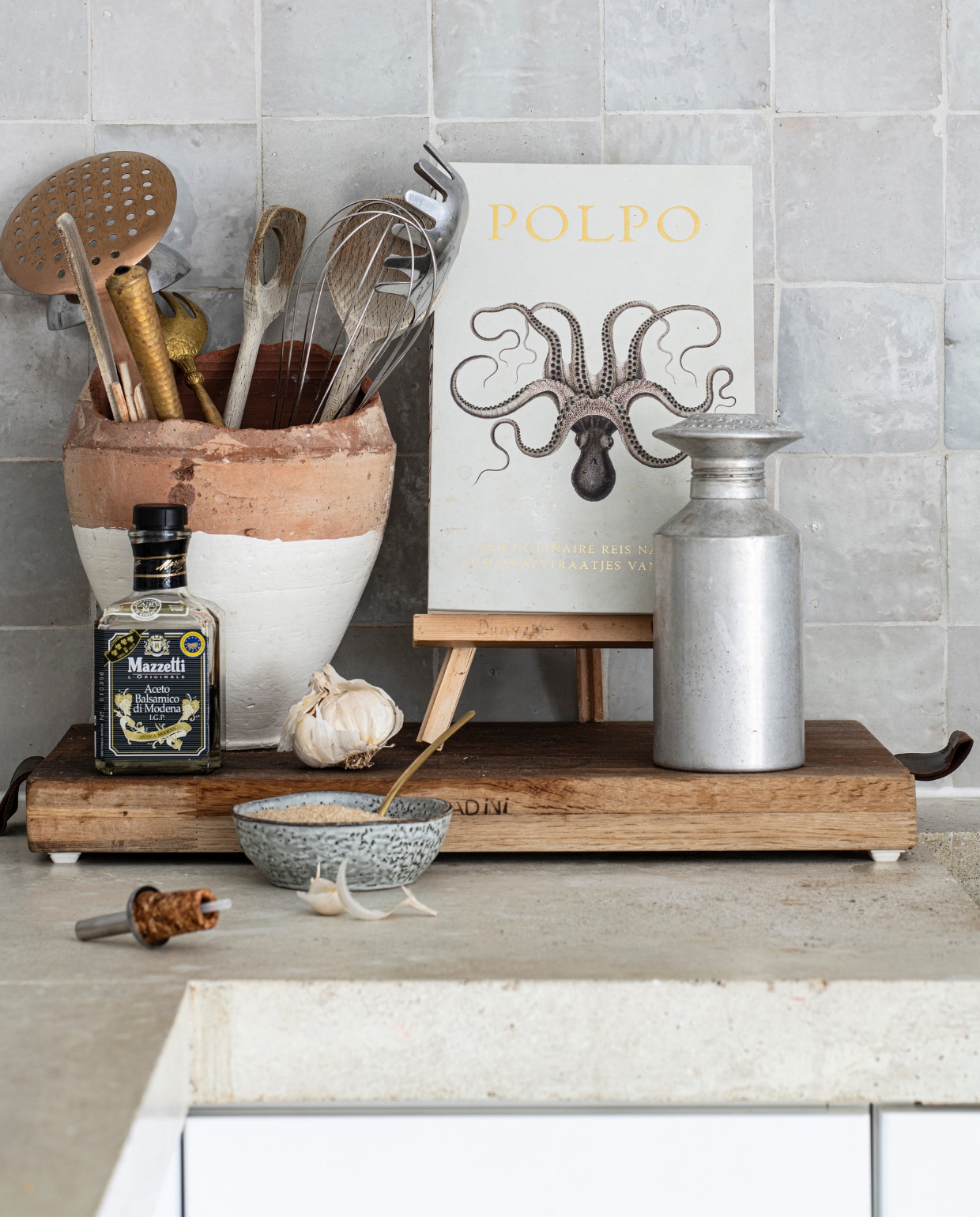 Keramieken pot en houten dienblad met leren handvatten DIY-projecten. Metalen zoutvat Dille &amp; Kamille. Grijze kom House Doctor. vtwonen 09-2020 | productie Insidehomepage | fotografie Louis Lemaire | styling Marit Saladini