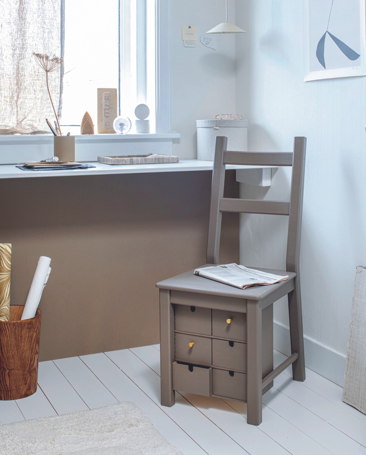 Resin bal Dandelion Paperweight van Hafod Grange € 52,-, pennenbak Utensil Holder van Hasami Porcelain in Natural, porselein en klei € 29,-, poster Move No. 5 van Hein Studio € 46,- (thefinestore.com). Kartonnen opbergbak met deksel Rågodling, set van 2 € 9,99 (ikea.nl). Marmeren schaal Valdemar € 15,-, houten prullenbak Albin, zelf donker gebeitst € 19,99 (jysk.nl). Kaars Mini Arch € 9,95 (atelierhop.com). Papierrol marmerprint € 3,50 (zaanschfaamwebshop.nl). Polypropyleen vloerkleed Aris, 100x160 cm € 48,- (rugvista.nl). Overig privébezit. vtwonen 05-2024 | styling Myla Griese | fotografie Louis Lemaire