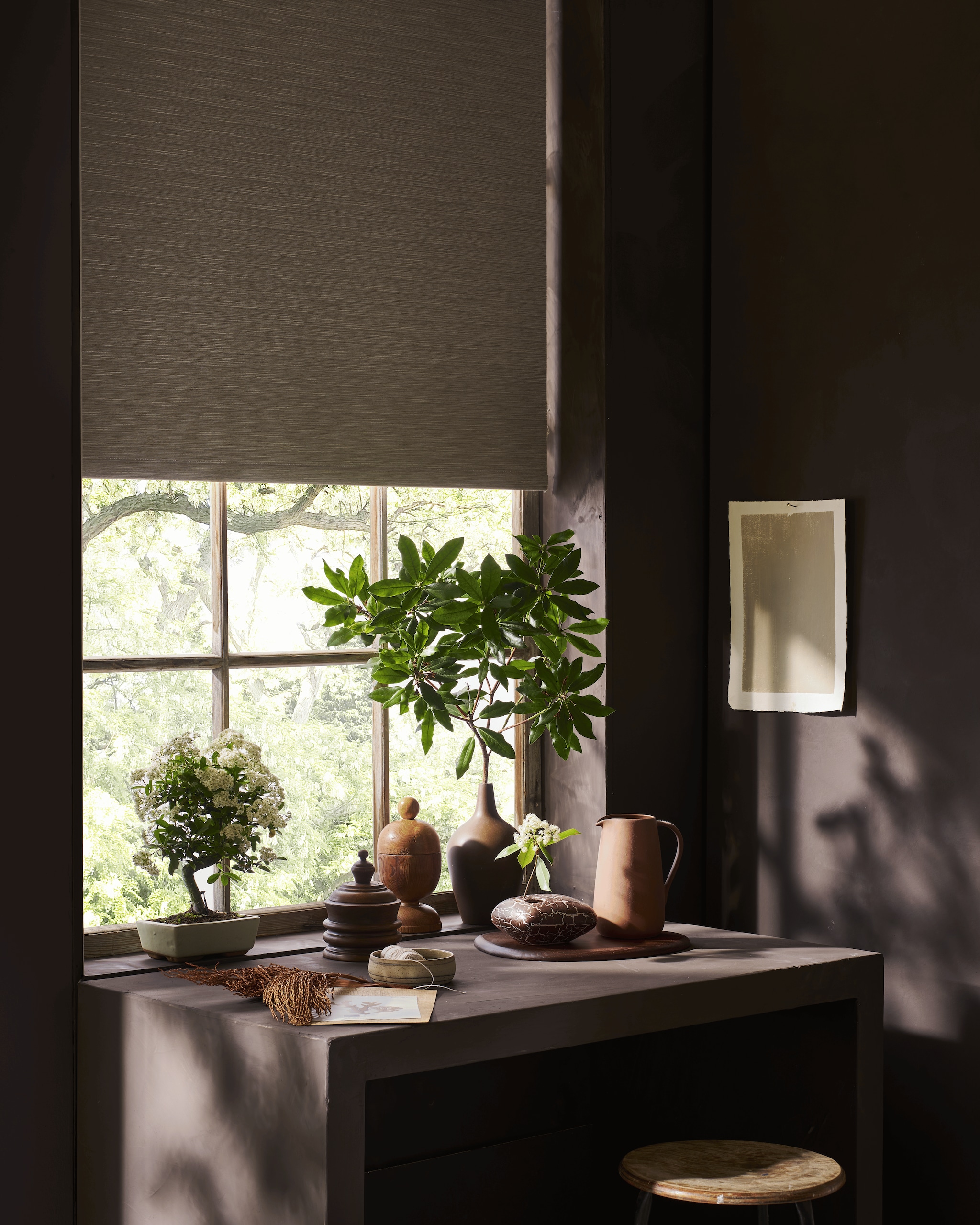 Verduisterend rolgordijn Sand, vanaf 60x190 cm (bxh) € 78,99. vtwonen 07-2024 | styling Cleo Scheulderman | fotografie Jeroen van der Spek