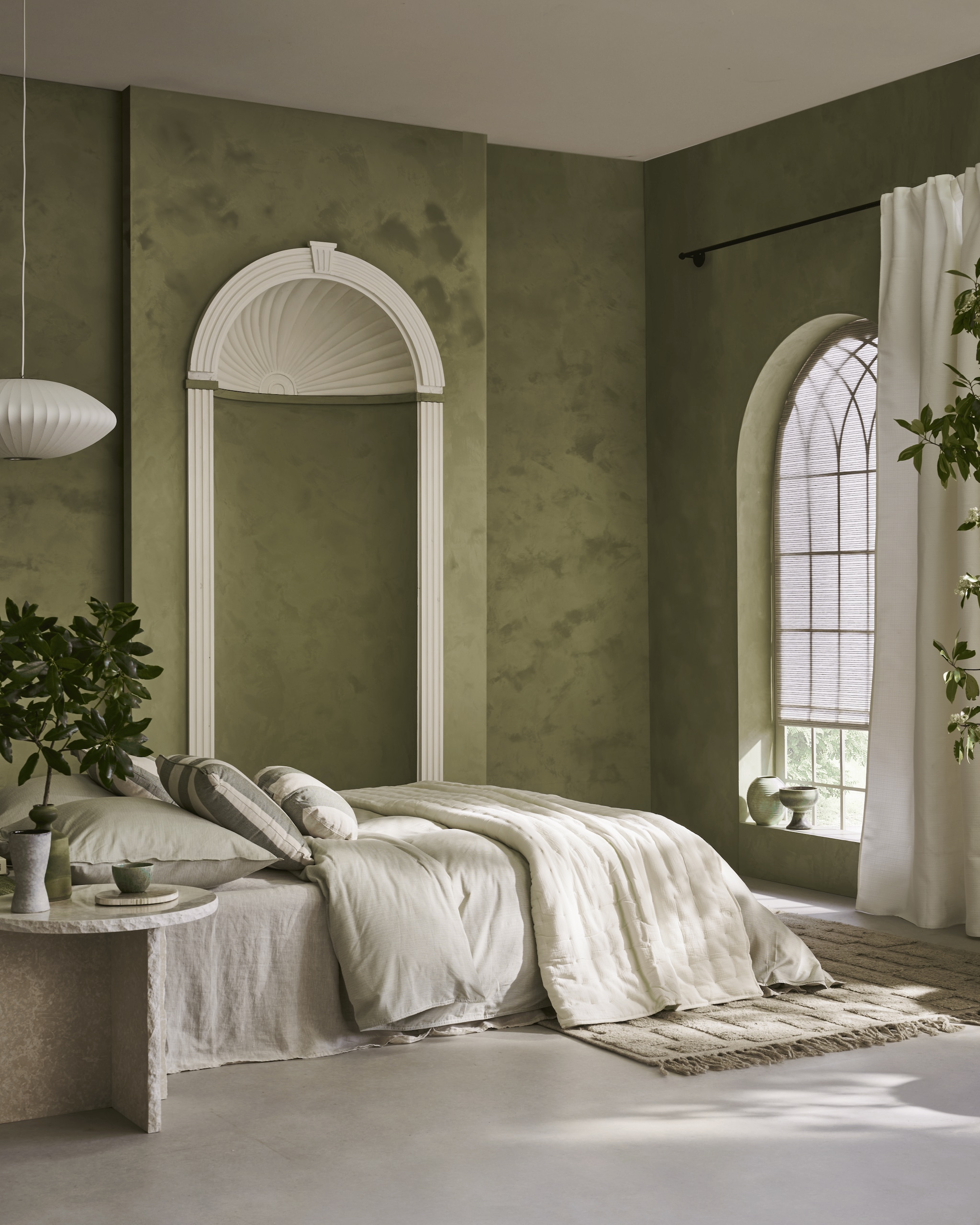 Lichtdoorlatend rolgordijn Wave, vanaf 60x190 cm (bxh) € 59,99. Verduisterend gordijn Drizzle in off-white met plooi, 140x270 cm € 72,99. vtwonen 07-2024 | styling Cleo Scheulderman | fotografie Jeroen van der Spek