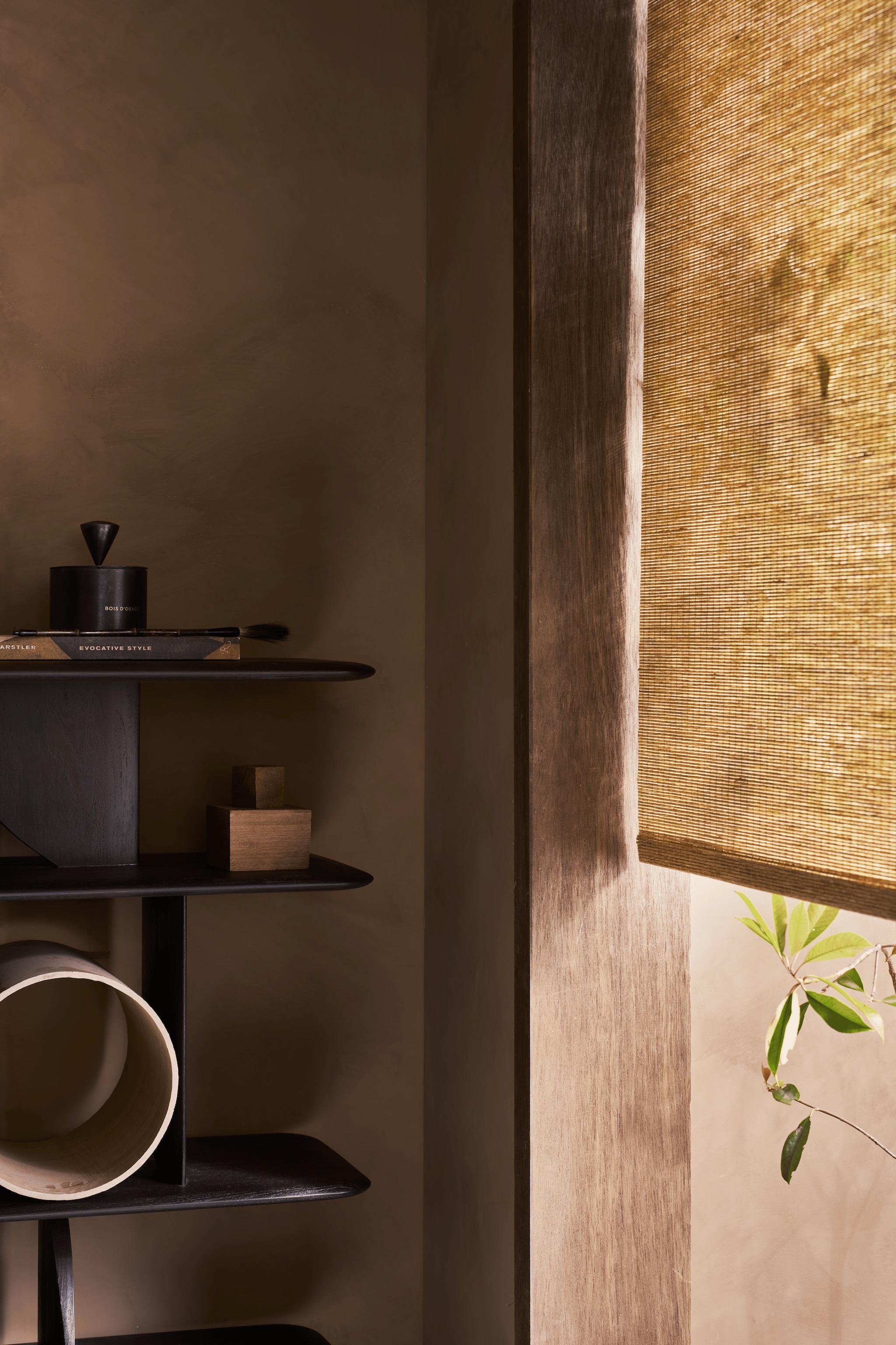 Lichtdoorlatende rolgordijnen Aftersun, 90x190 cm (bxh), per stuk € 78,99. Lichtdoorlatend gordijn Denim in antraciet met ring, 140x270 cm € 62,99. vtwonen 07-2024 | styling Cleo Scheulderman | fotografie Jeroen van der Spek