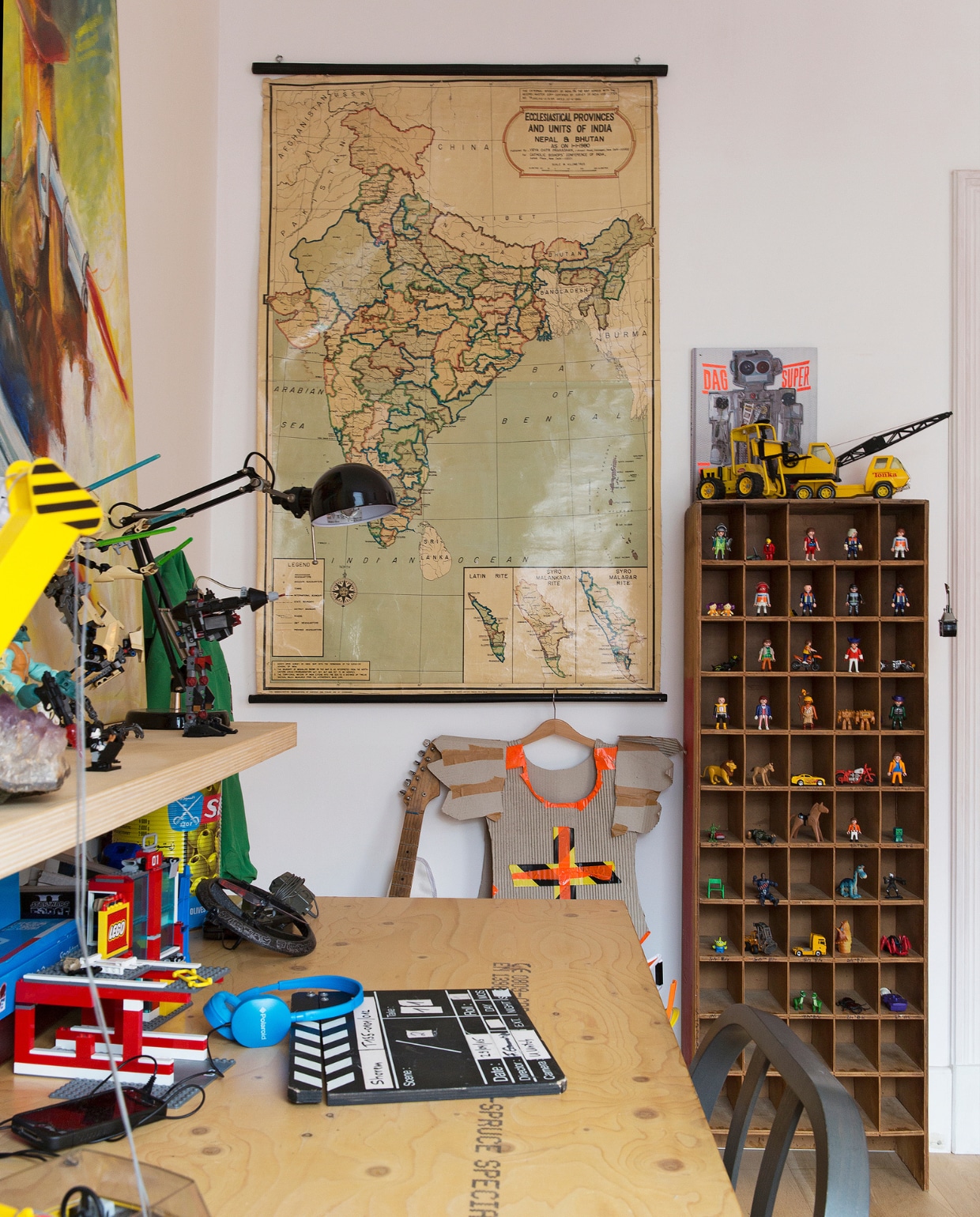 Foppe slaapt net als zijn ouders op de eerste etage. De bovenste etage is het domein van de meiden. De vakkenkast is gevonden bij het vuilnis. Landkaart van de rommelmarkt. Het ridderpak is eigen fabricaat. Lamp van Ikea. vtwonen binnenkijken special 121-2017 | styling Emmy van Dantzig | fotografie Jansje Klazinga
