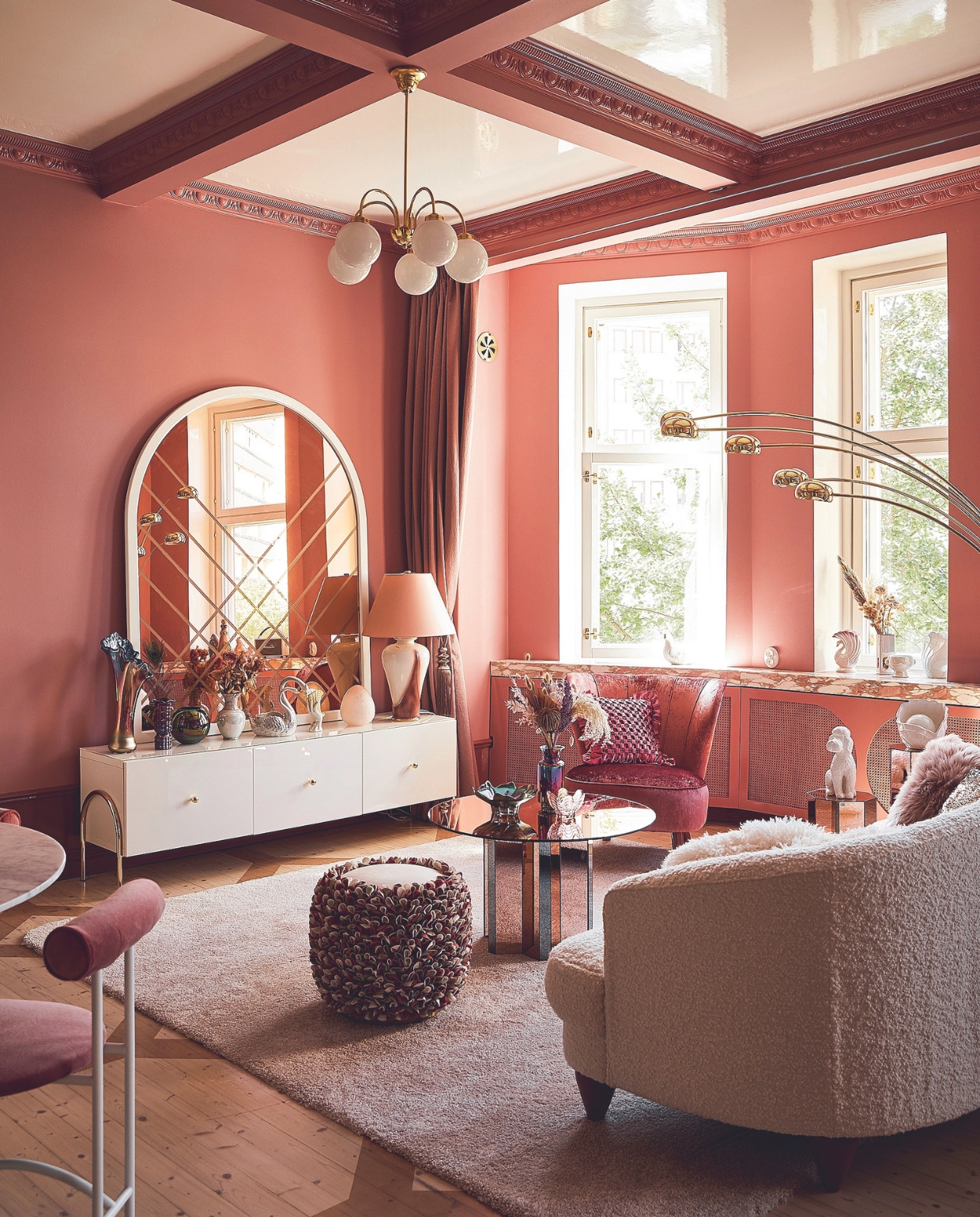 Dressoir Ikea, poten en grepen Prettypegs. Fauteuil en bank tweedehands via Tori, opnieuw gestoffeerd door Verhoomo Palttina. Stof bank Vallila Contract. Salontafel en vloerlamp Tori. Plafondlamp tweedehands, eettafel uit Engeland. Stoel Tokyo van Rodney Kinsman, zelf geverfd en bekleed. Radiatorombouw en paneelplafond zelfgemaakt. Vloer origineel met zelf geschilderd patroon. Sierlijsten D-Cor. Overig onbekend. vtwonen 05-2024 | productie Living Inside | fotografie Krista Keltanen