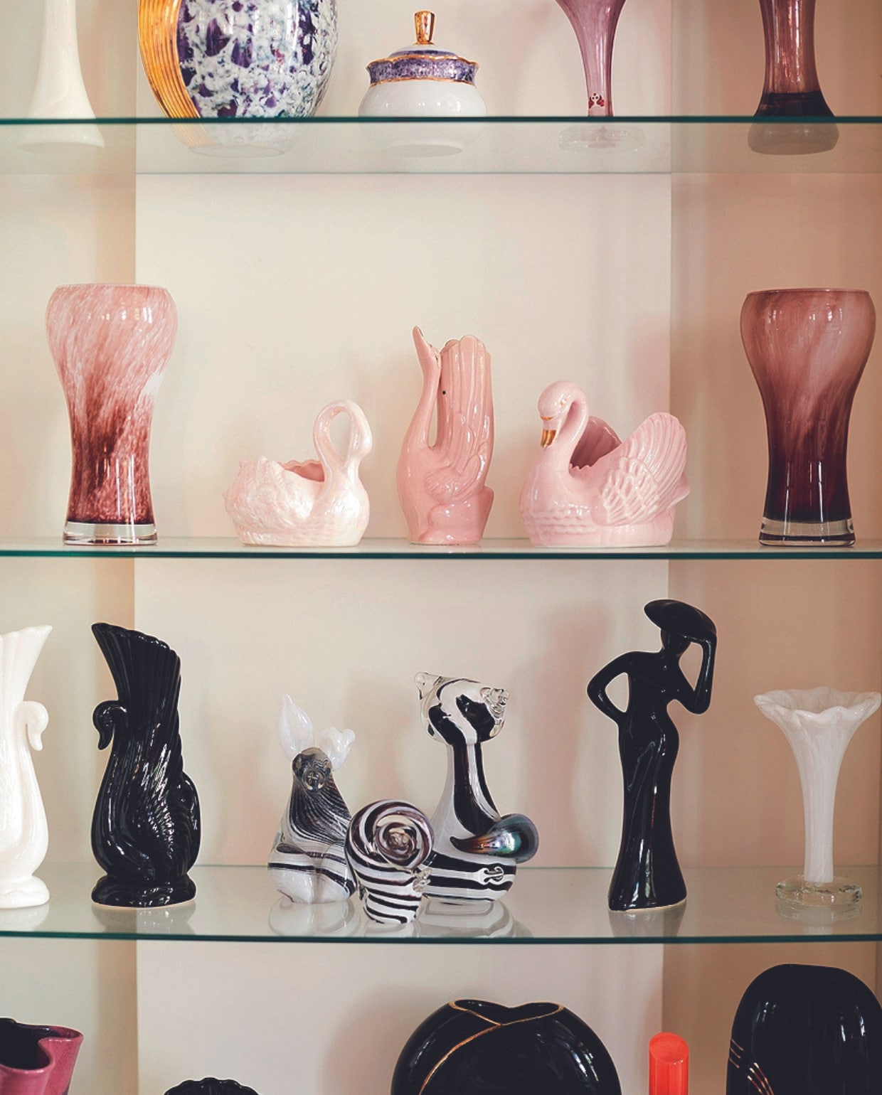 Accessoires vlooienmarkt, vitrinekast recyclingcentrum. vtwonen 05-2024 | productie Living Inside | fotografie Krista Keltanen