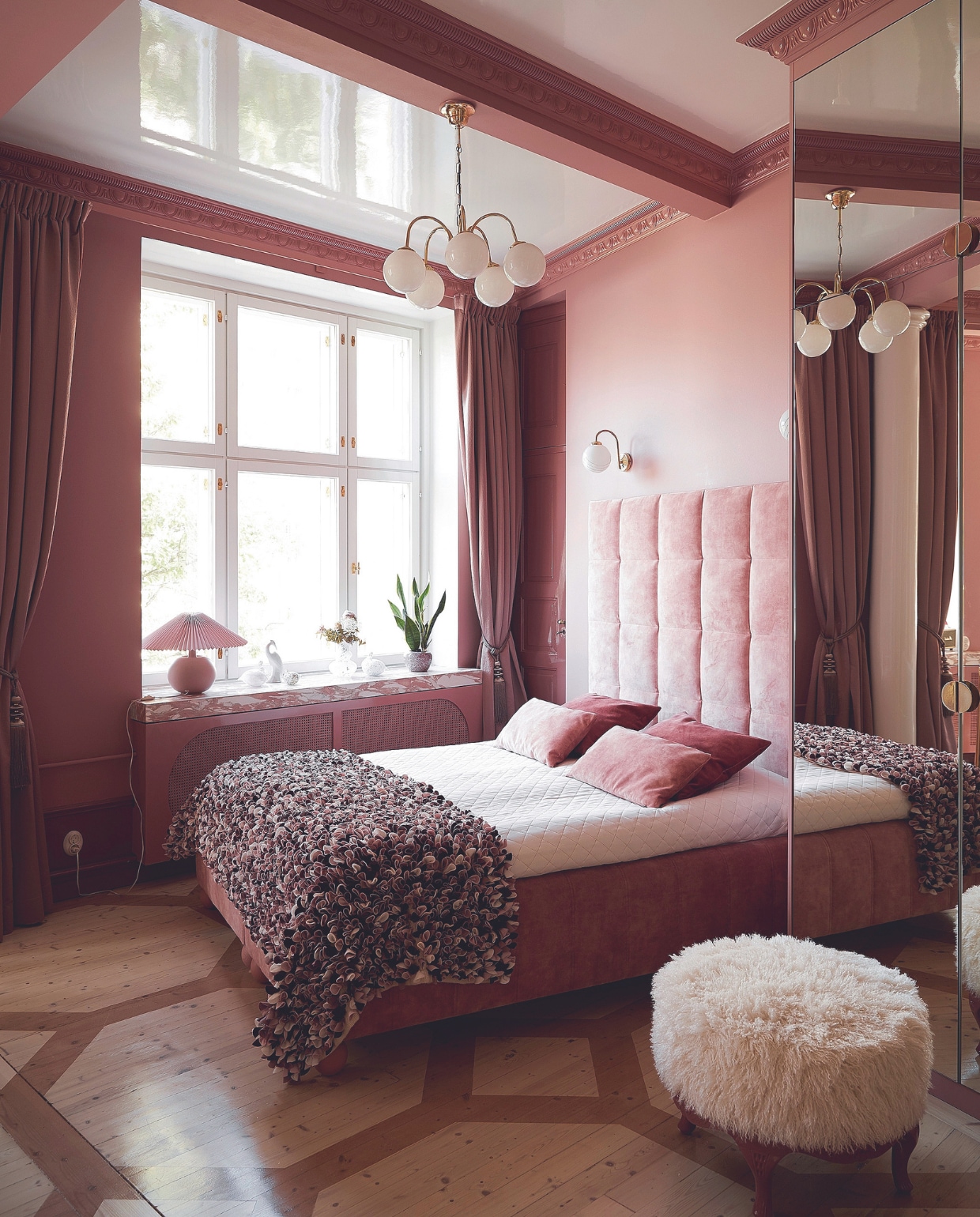 Bed Asko. Poef en plaid Satu Nisu Design. Hanglamp tweedehands, sierlijsten D-Cor. Paneelplafond en radiatorombouw zelfgemaakt. Overig onbekend. vtwonen 05-2024 | productie Living Inside | fotografie Krista Keltanen