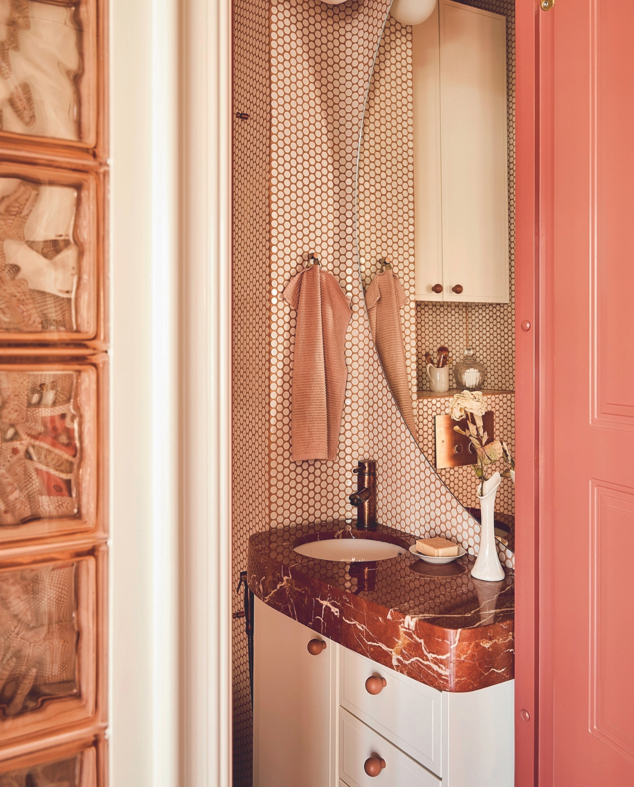 Wastafelblad zelf ontworpen, gemaakt van Rosso Alicante-marmer van Tulikivi. Wandtegels Laattaleevi. Kraan en toilet-paneel Tapwell. Overig onbekend. vtwonen 05-2024 | productie Living Inside | fotografie Krista Keltanen