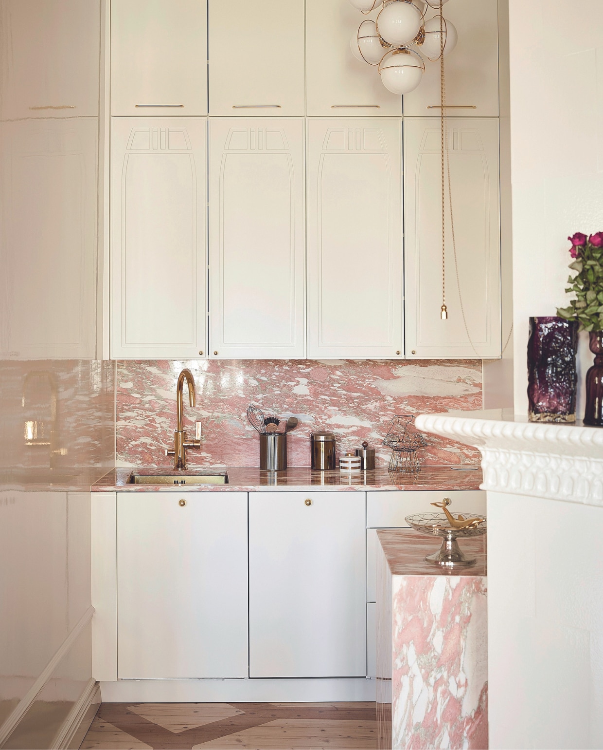 Kasten gemaakt door Aina-Keittiöt. Werkblad en achterwand van Rosso Norwegian-marmer van Tulikivi. Items op werkblad vlooienmarkt, messing kraan Tapwell, betegelde haard wit geverfd. Overig onbekend. vtwonen 05-2024 | productie Living Inside | fotografie Krista Keltanen