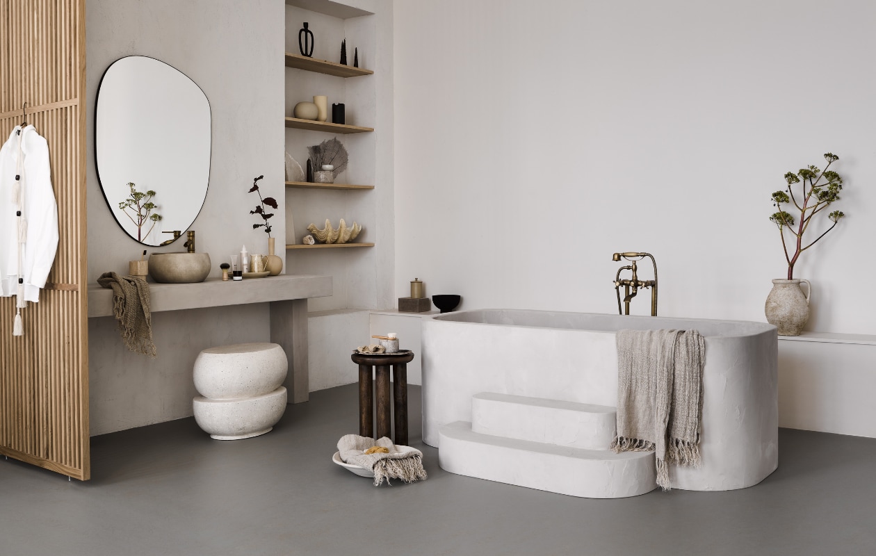 Marmoleum vloer kleur Leem,  per m² € 50,40
M.m.v. nordal.eu (bijzettafel, linnen handdoeken, marmeren potten, XL schelp, suède doos), lanena-home.com (microcement kruk), zarahome.com (spiegel, schaal, grote kan), bungalow.dk (schaal), byjoa.nl (zwarte kan, crèmekleurige vaas op plank). Overig privébezit.
