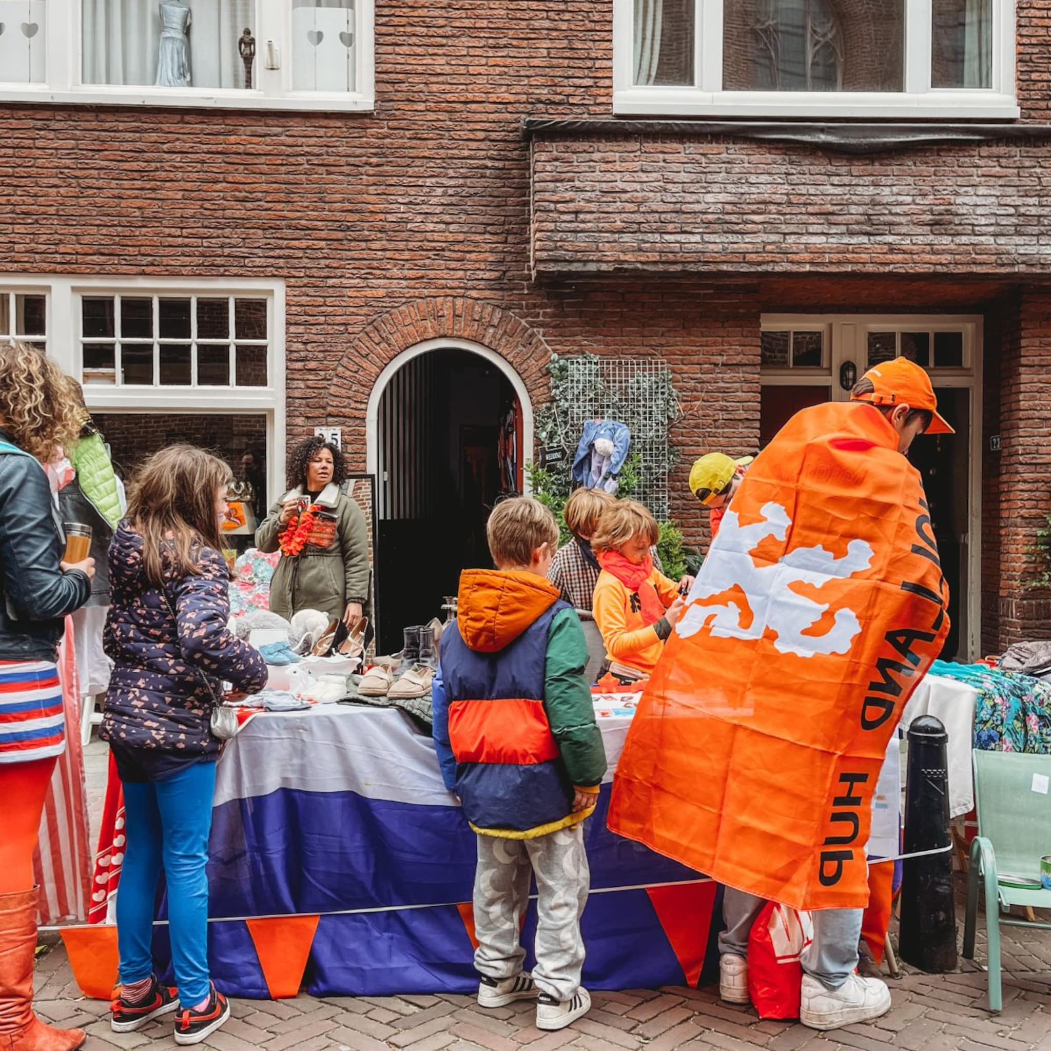 Marktkraam in de straat met Koningsdag