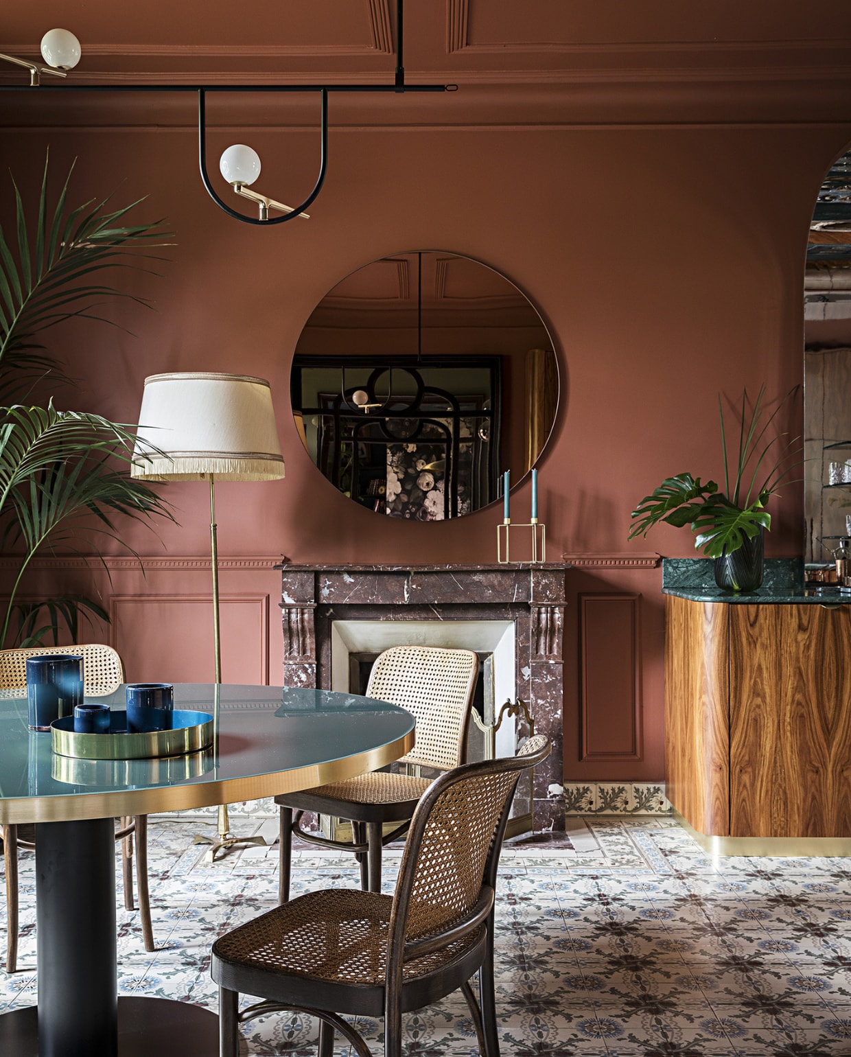 Muurverf Book Room Red van Farrow &amp; Ball. Tafel Gubi. Stoelen en vloerlamp tweedehands. Hanglamp Yanzi Artemide. Spiegel AYTM. De schouw en cementtegels zaten al in het huis. Overig onbekend. vtwonen special binnenkijken 03-2022 | productie AC Scoffoni | styling Marie-Maud Levron | fotografie Yann Deret