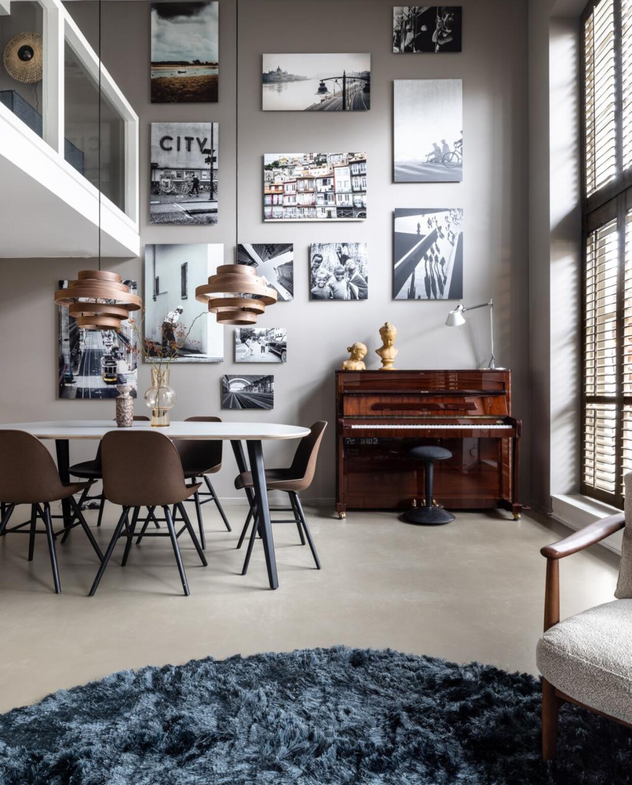 Wanden geverfd in kleur Boomschorsbruin, Flexa. Op maat gemaakte shutters in de kleur rustic grey, JASNO shutters. Sunday eettafel van XOOON (uit collectie), Eijerkamp. Eetkamerstoel Albert Kuip Coffee, Zuiver. Walnut lamp van ETH, vtwonen. Glazen vaas van HKliving, vtwonen. Retro vaas van HKliving lava brown, vtwonen. Overig: privébezit. Kunstwerk ‘Station Haarlem Zwart / Wit’ van Anton de Zeeuw, WerkaandeMuur. Kunstwerk ‘New York streetlife V’ van Jesse Kraal, WerkaandeMuur. Kunstwerk ‘Zwart wit Straatfotografie – Fiets’ van Ellis Peeters, WerkaandeMuur. Kunstwerk ‘Parlementsgebouw van Budapest’ van Ellis Peeters, WerkaandeMuur. Kunstwerk ‘Straatfotografie in Utrecht. Detail City bioscoop in Utrecht’ van De Utrechtse Grachten, WerkaandeMuur. Kunstwerk ‘Pastelkleur (roze oranje geel) huizen in Porto’ van Monique Tekstra-van Lochem, WerkaandeMuur. Kunstwerk ‘Zwart-wit straatfotografie in Amerika’ van Raoul Suermondt, WerkaandeMuur. Kunstwerk ‘Man verbolgen op straathoek’ van Edzard Boonen, WerkaandeMuur. Kunstwerk ‘Straten in Lissabon’ van Erwin Lodder, WerkaandeMuur. Kunstwerk ‘Lopende mensen (zwart wit)’ van Marc Smits, WerkaandeMuur. Kunstwerk ‘New York Hoogbouw (Zwart-Wit)’ van JPWFoto, WerkaandeMuur. Kunstwerk ‘Vissersbootje voor anker’ van Edzard Boonen, WerkaandeMuur. Kunstwerk ‘Vrienden’ van Ellis Peeters, WerkaandeMuur. Alle kunstwerken omlijst met aluminum dibond mat van WerkaandeMuur. vtwonen weer verliefd op je huis seizoen 15, aflevering 9 | styling Fietje Bruijn | fotografie Sonja Velda