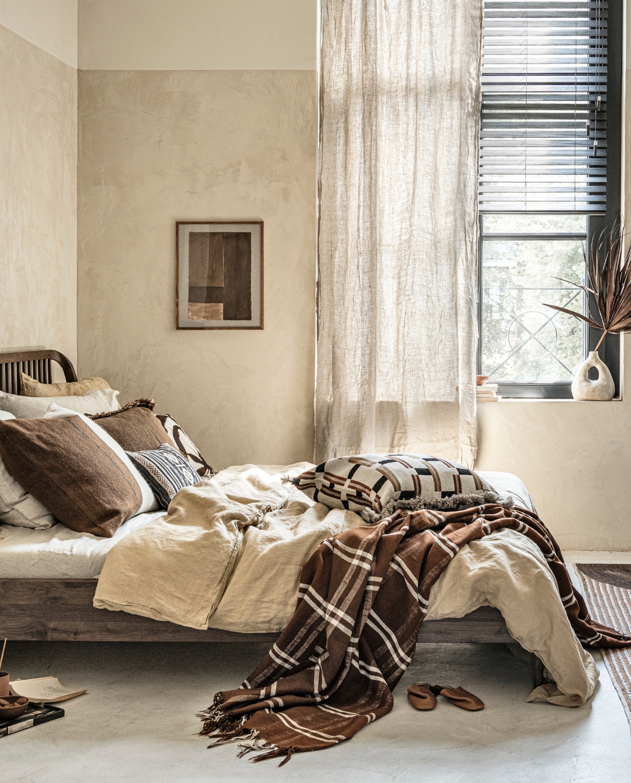 Tafellamp € 385,-, dienblad € 169,- (allestedlund.com). Terracotta theepot € 130,-, terracotta mok € 19,-, bruine schaaltjes, per stuk € 13,90, notitieblok met leren kaft € 9,-, kussen met bruine en ecru vlakken € 96,- (letoile.store). Walnoothouten bed, 160x200 cm vanaf € 1559,- (vanbinnen.com). Linnen laken, kussenslopen en dekbedovertrek in beige en zandkleur, vanaf € 69,99, bruin linnen kussen € 22,99, leren slippers € 35,99 (zarahome.com). Klein kussen met etnische print, gemaakt van stof Larsen L280-03, per meter € 232,-, groot kussen met vlakken en zwarte accenten, gemaakt van stof Metaphores 71406/002, per meter € 223,-, vloerkleed Havane van Elitis, 180x250 cm € 1400,-, fauteuil van Marie’s Corner € 1461,- (loggerewilpower.com). Bruine deken met ruit € 240,- (paviljoennoord.com). Linnen gordijn, set van 2 € 59,99 (hm.com). Houten jaloezieën, prijs op aanvraag (vivante-bekenkamp.nl). Vaas € 119,- (mimiettoi.com). Houten bijzettafel en hanglamp, prijzen op aanvraag (anoukb.com). Linnen badjas € 59,99 (sissy-boy.com). Overig privébezit. vtwonen 11-2021 | styling Danielle Verheul | fotografie Sjoerd Eickmans