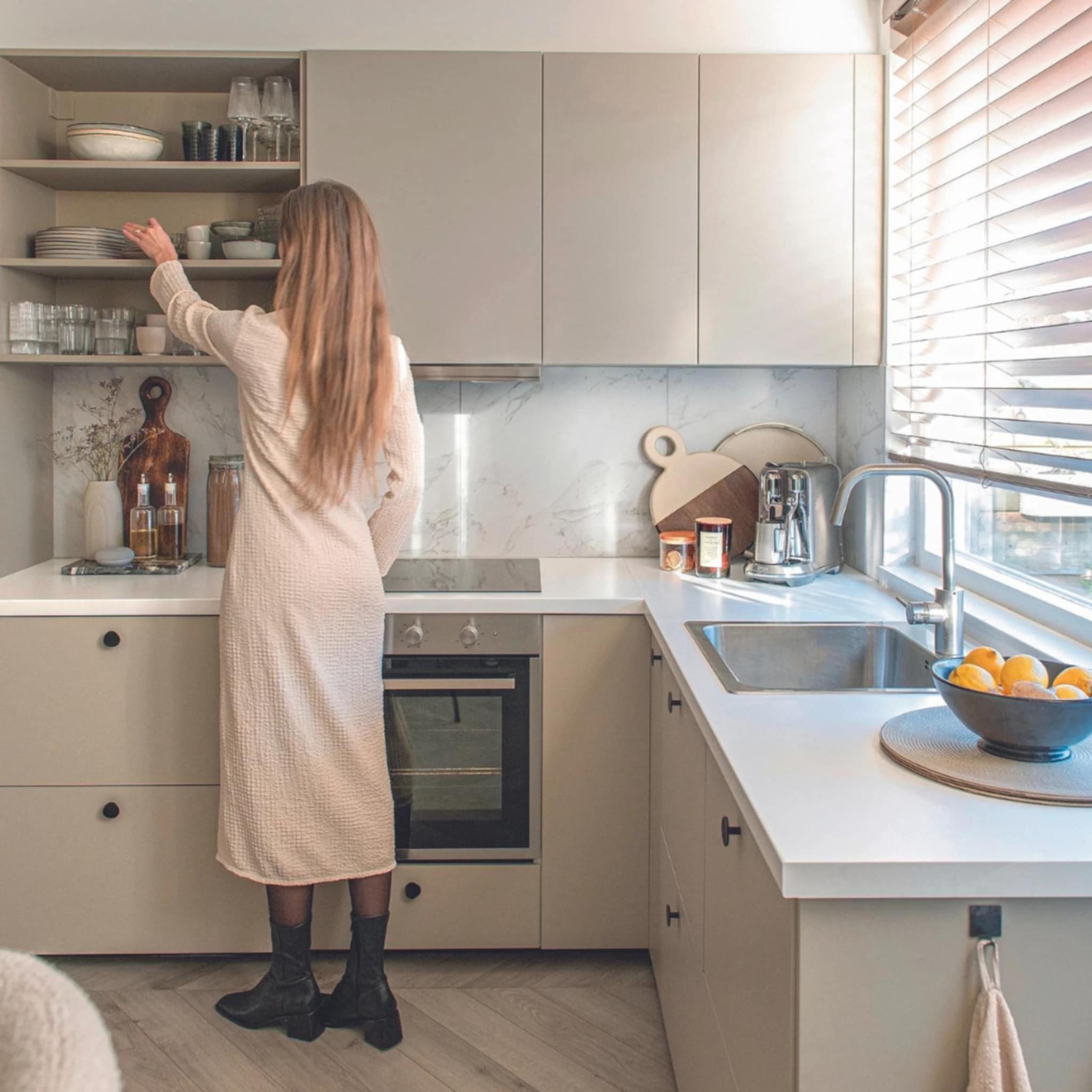 Beige moderne keuken met DIY-elementen