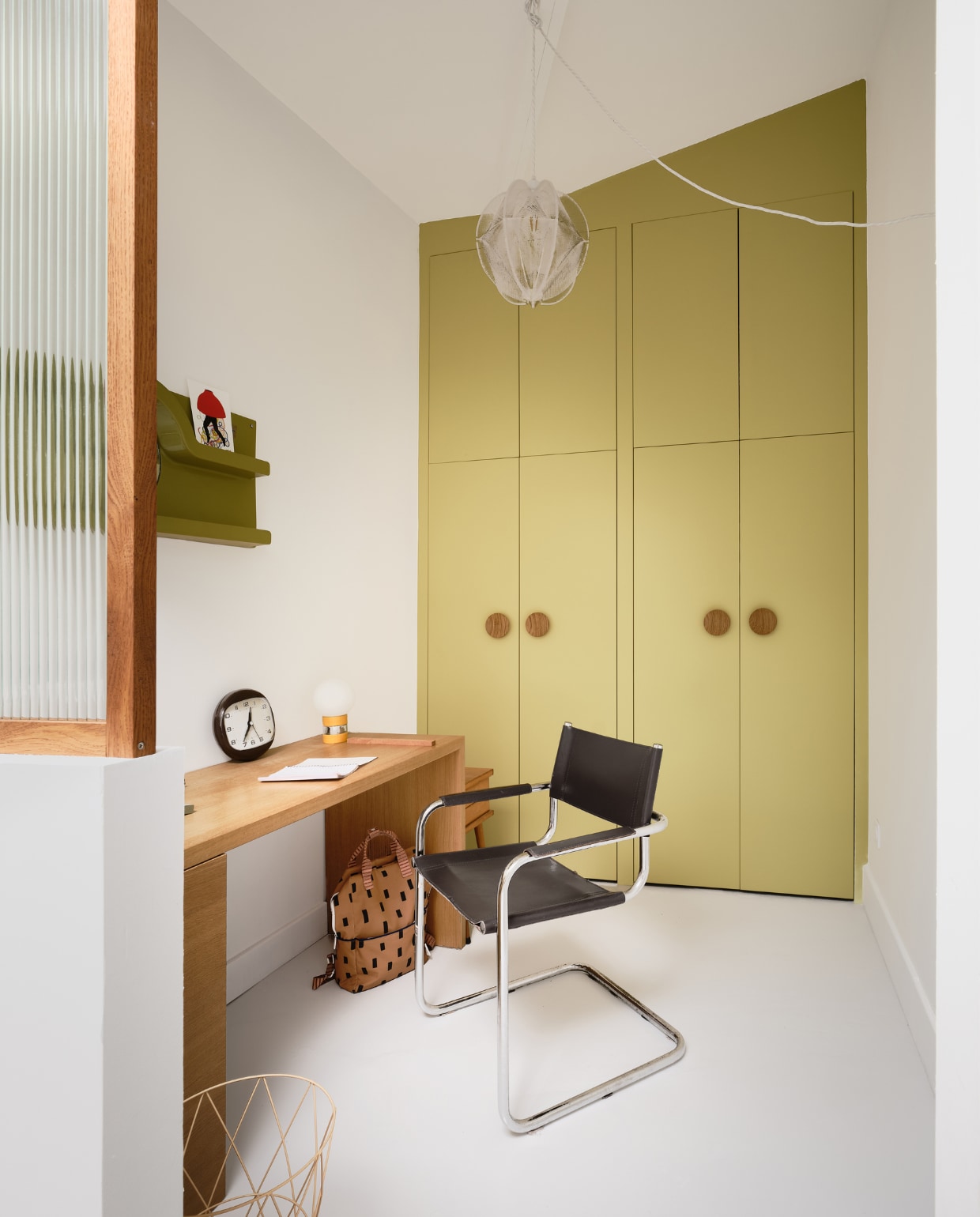 Room divider, wandkast en bureau zelfgemaakt door Mathieu. Bureaustoel Marcel Breuer. Mand antiek, klok kringloop, rugzak Atelier Kumo. Overig onbekend. vtwonen binnenkijken special 131-2024 | productie Living Inside | fotografie Mr. Frank
