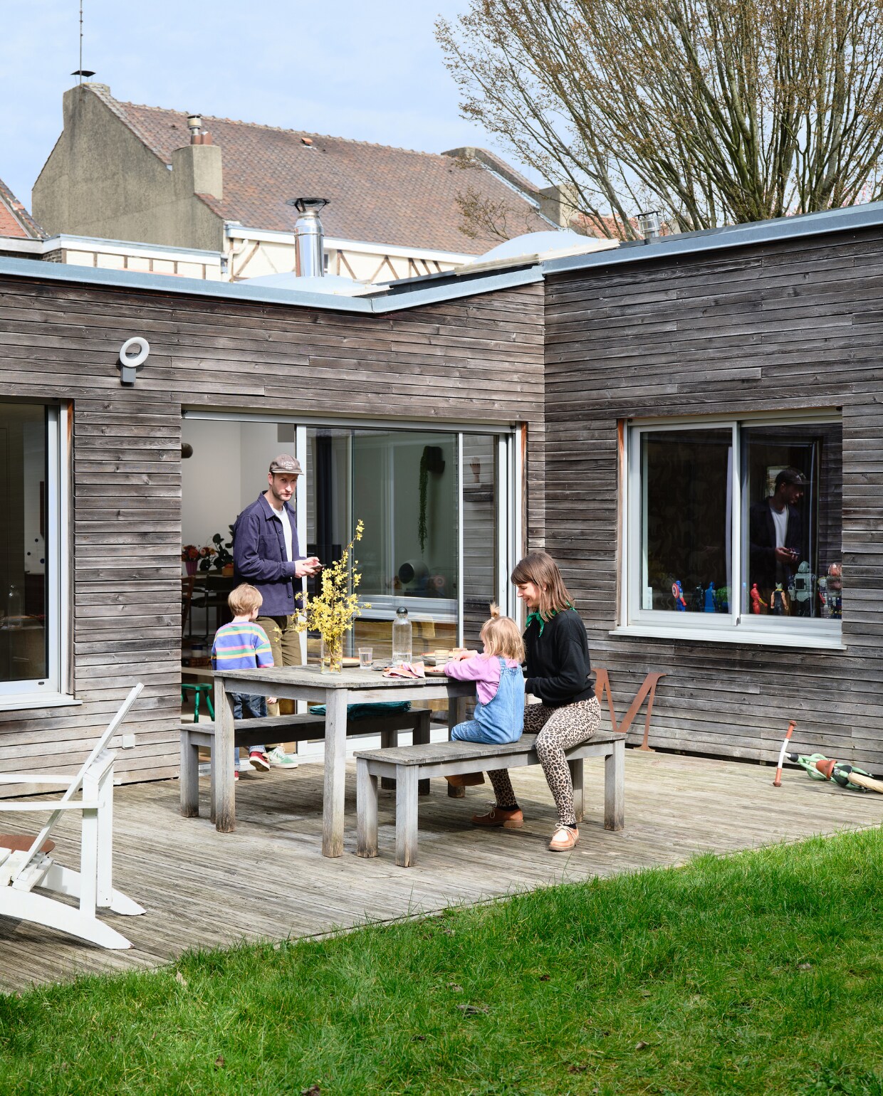 Picknicktafel en -banken zelfgemaakt door Mathieu. vtwonen binnenkijken special 131-2024 | productie Living Inside | fotografie Mr. Frank