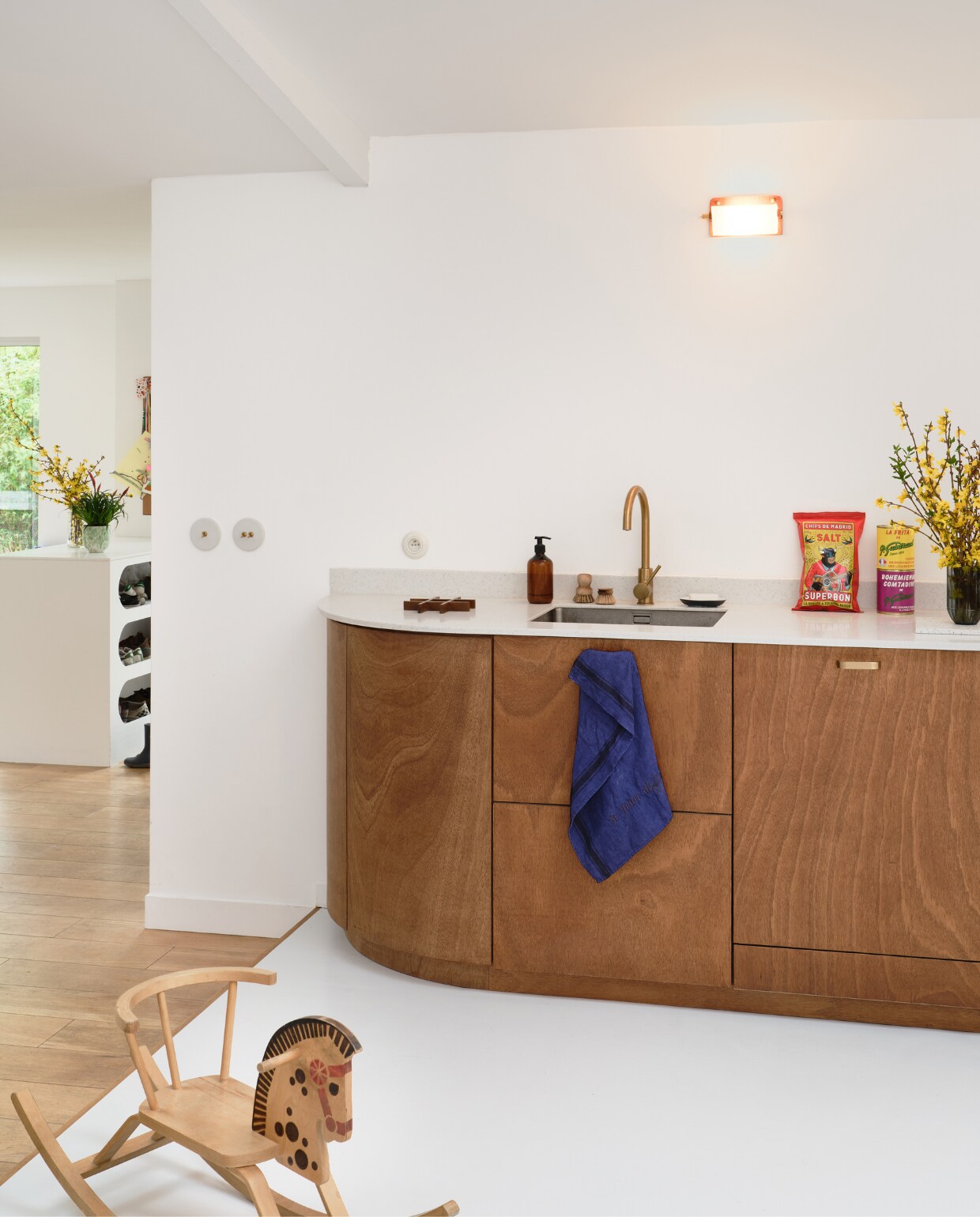 Keuken en schoenenkast zelfgemaakt door Mathieu. Vaas, bloempot en hobbelpaard kringloop. Blauwe theedoek Maison Colette, afwasborstels Dille &amp; Kamille, wandlamp Selency. Overig onbekend. vtwonen binnenkijken special 131-2024 | productie Living Inside | fotografie Mr. Frank