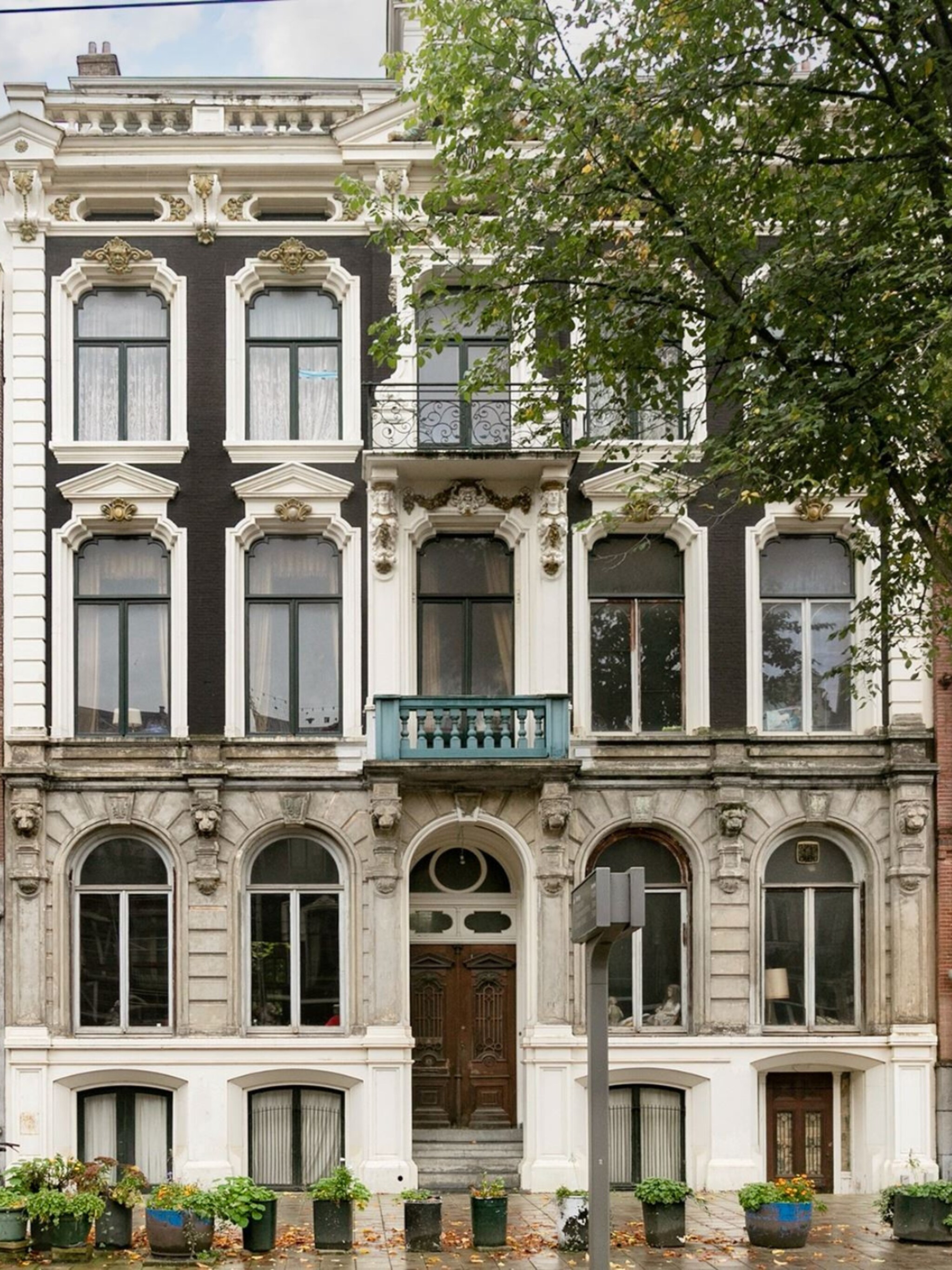 funda parel wow alleen de entree van dit neoclassicistische herenhuis is al het kijken waard