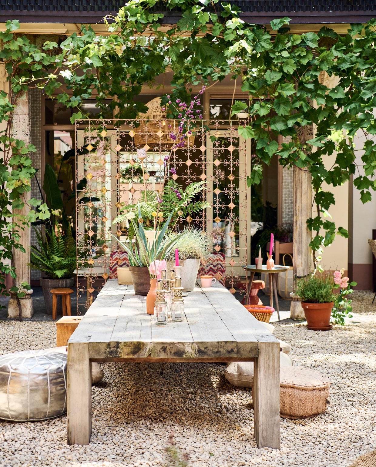 Op tafel Aloë vera en helmgras in potten van Intratuin. In overige potten lavendel en varen. De eiken tafel van Jan van IJken Oude Bouwmaterialen is ingekort. Metalen rek op wielen van De Weldaad fungeert als kamerscherm. Kussens Ikea, stoffen poef Loods 5. Zilveren poef, keramieken kruk, windlichten, kaarshouder en vaas Household Hardware. Houten krukken zelfgemaakt. Rieten kruk en roze kaarsen Hema. Bijzettafel Kwantum, mokken HKliving, bijzettafel links Karwei, kegelkaars H&M Home, loungebank evavandeven.nl. vtwonen tuinspecial 10 | styling Liza wassenaar | fotografie Sjoerd Eickmans