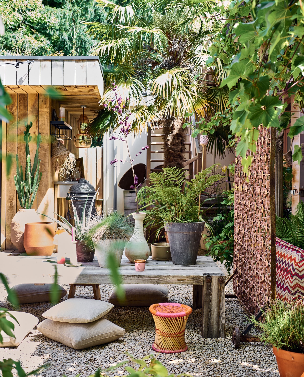Rvs keukentafel op maat gemaakt door Duikelman, barbecue Grill Guru, hanglamp Fatboy, wandsysteem Karwei, theekopjes antiek, windlicht Household Hardware, schaal met kommen Sissy-Boy Homeland, waterkan Hema. vtwonen tuinspecial 10 | styling Liza wassenaar | fotografie Sjoerd Eickmans