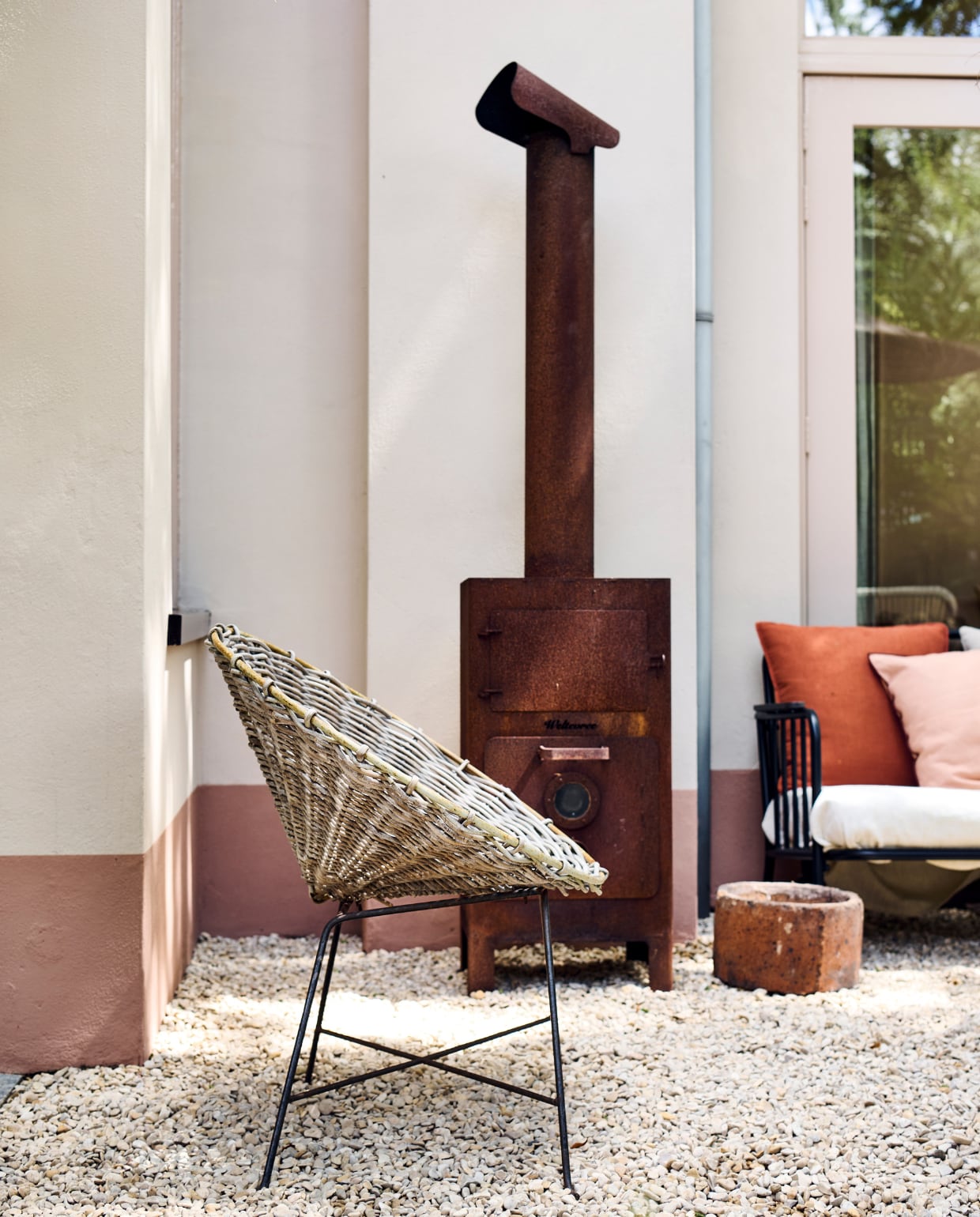 Buitenkachel Weltevree, stoel Kave Home, tuinbank Kwantum. Muurverf boven Cotton en streep onder Burnt Sienna van Autentico Paint, lakverf kozijnen Roman Plaster van Little Greene. vtwonen tuinspecial 10 | styling Liza Wassenaar | fotografie Sjoerd Eickmans