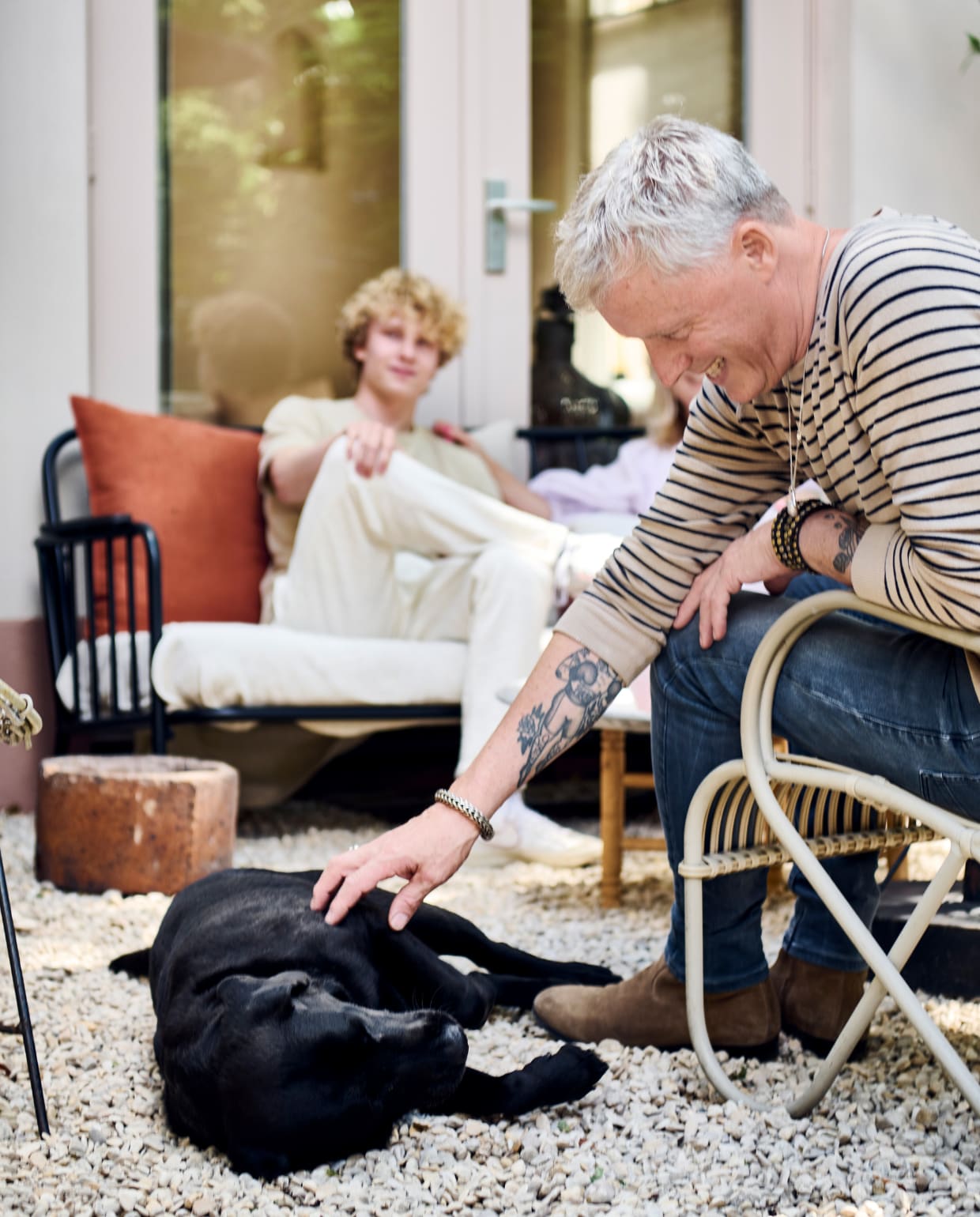 Tuinbank Kwantum, stoel Sissy-Boy, kussens H&M Home, betonnen pot Intratuin. vtwonen tuinspecial 10 | styling Liza wassenaar | fotografie Sjoerd Eickmans