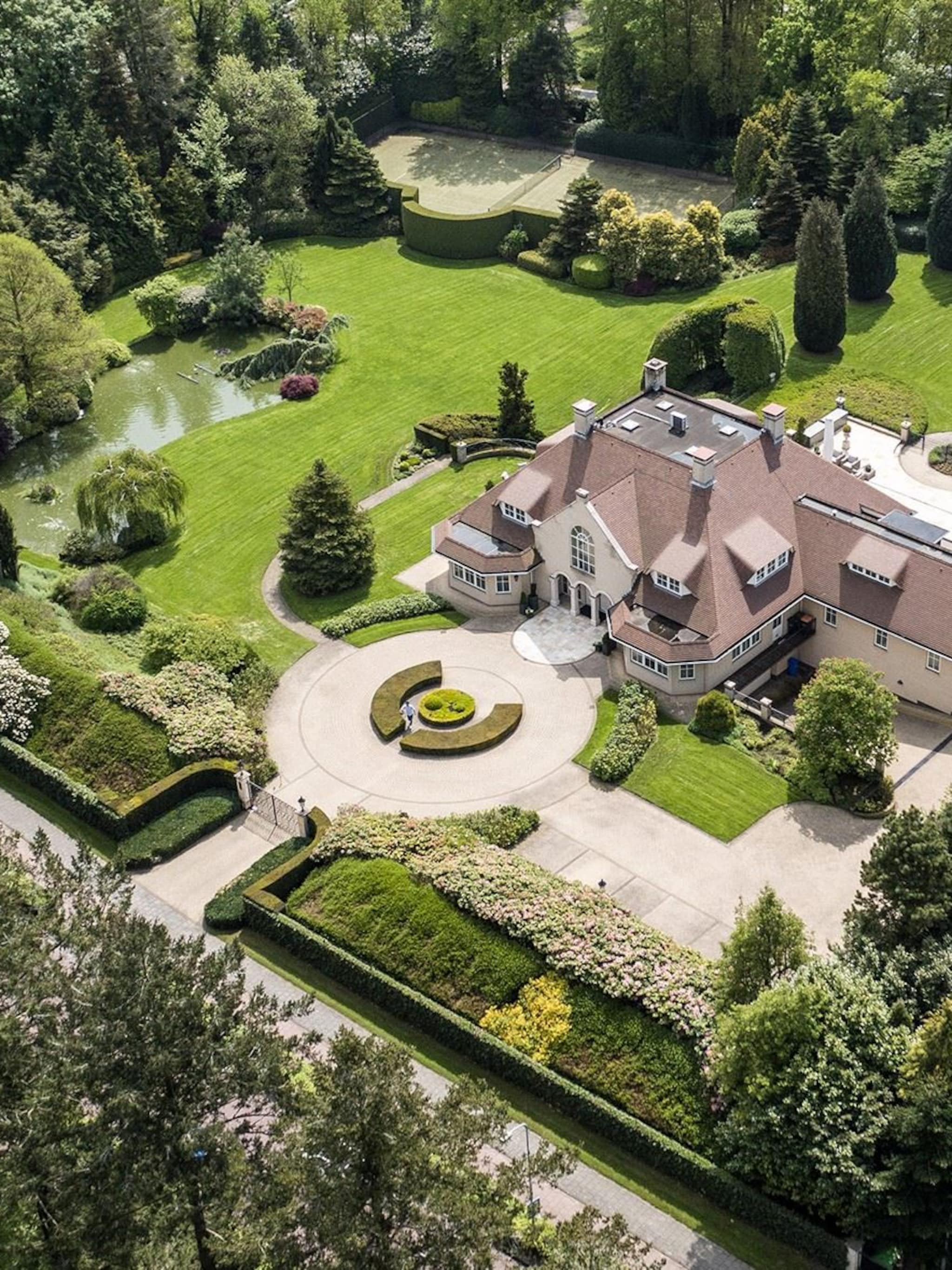 funda parel op deze villa in laren wordt massaal geklikt en we snappen wel waarom
