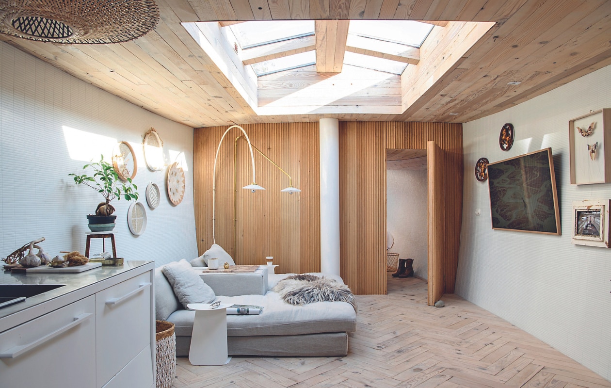 Lampen l’Etoile, wandmanden Mandala Stencils, eikenhouten wand Zwart Houtbewerking, chaise longues Maison de Vacances, televisie Samsung, mand Bazar Bizar, vloer Ton Groot Houten Vloeren. Keuken en kraan Fantin. Tegels The Mosaic Company. Overig onbekend.
