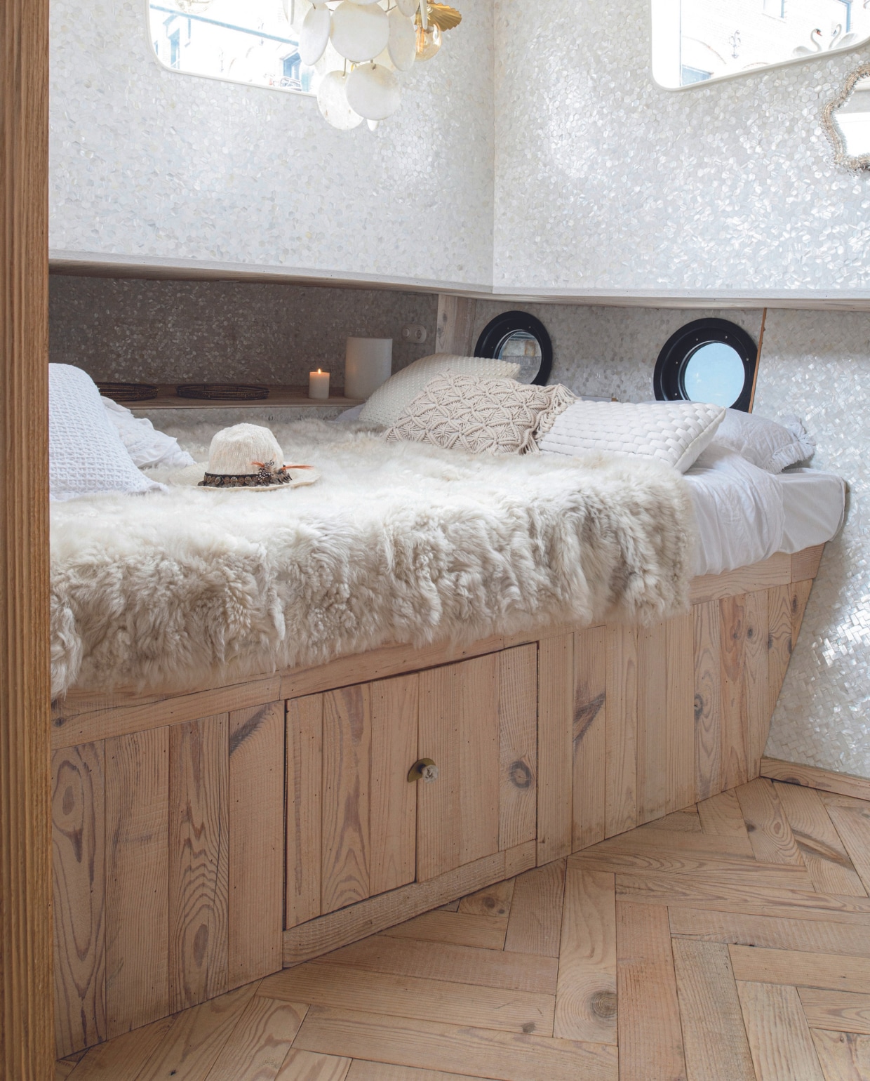 Bed op maat gemaakt, vloer Ton Groot Houten Vloeren, vacht Teuntje van Os, kussens Mandala Stencils, patrijspoorten Ernstige Zaken, hanglamp Zenza Home, wandtegels Mother of Pearl van Ton Scholten. Overig onbekend. vtwonen 05-2024 | productie Inside Homepage | styling Inge van Lieshout | fotografie Louis Lemaire