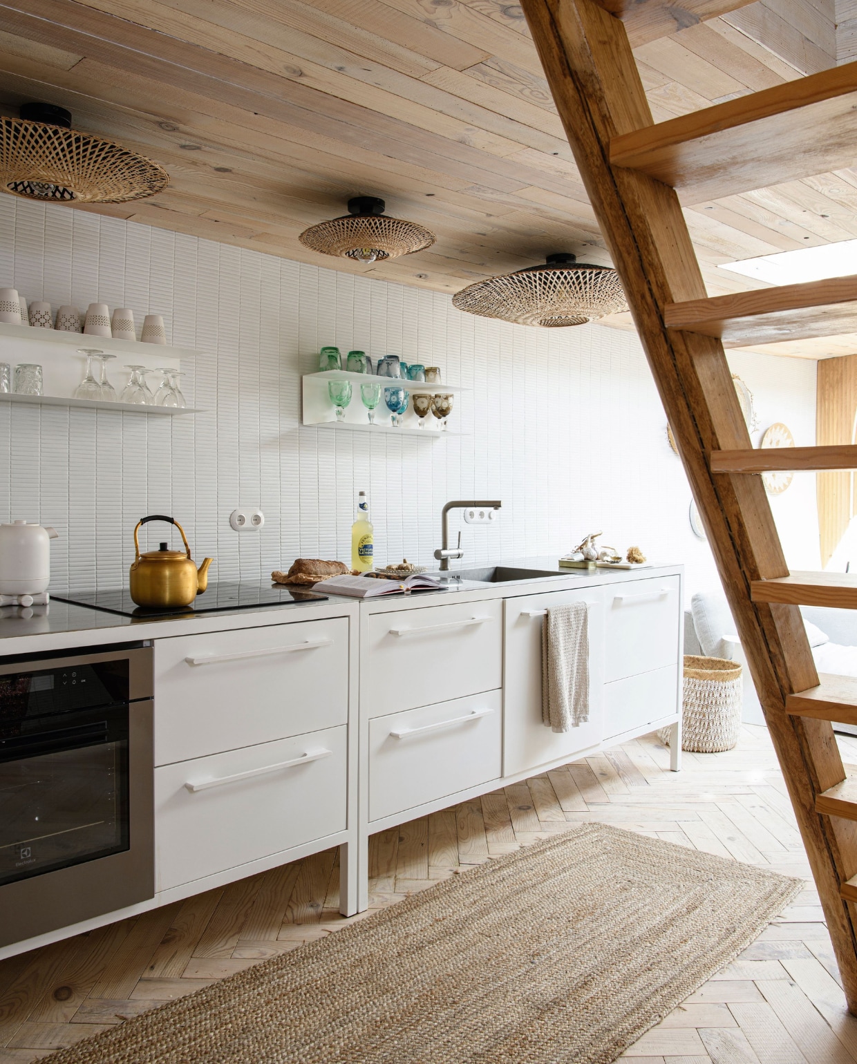 Keuken en kraan Fantin. Tegels The Mosaic Company, glazen Polspotten, plafondlampen Good&amp;Mojo, theepot souvenir uit Marrakech, vloerkleed Loods5, wandrekken Ikea, mand Bazar Bizar. Overig onbekend. vtwonen 05-2024 | productie Inside Homepage | styling Inge van Lieshout | fotografie Louis Lemaire