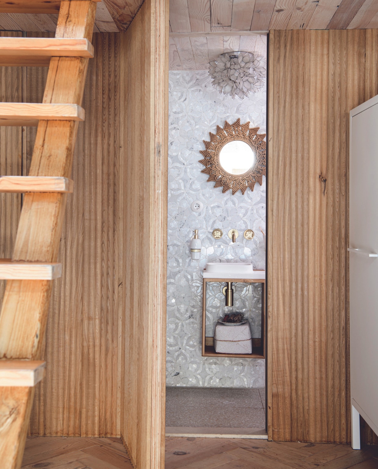 Eikenhouten wand Zwart Houtbewerking, vloer Ton Groot Houten Vloeren, trap Johan Witteman. Spiegel en plafondlamp Mandala Stencils. Tegels, wastafel en kraan Ton Scholten. Overig onbekend. vtwonen 05-2024 | productie Inside Homepage | styling Inge van Lieshout | fotografie Louis Lemaire