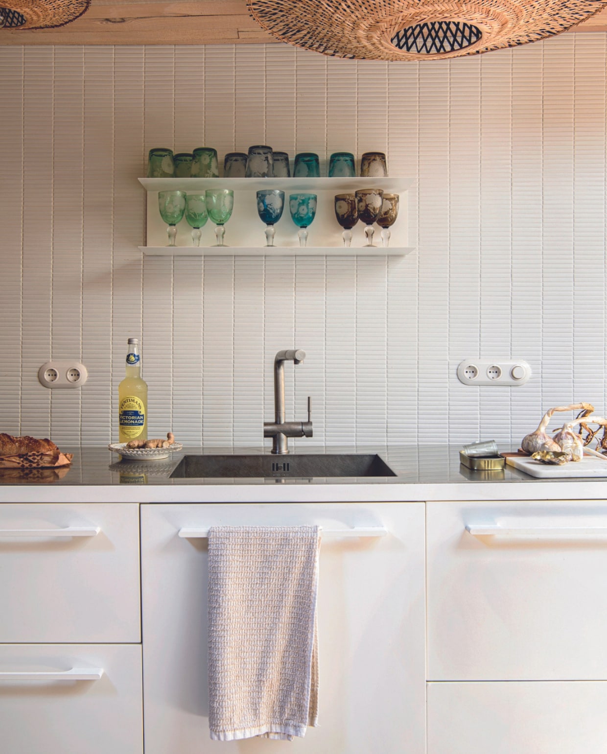 Glazen Polspotten. Keuken en kraan Fantin. Theedoek Zara, tegels The Mosaic Company, glazen Polspotten, plafondlampen Good&Mojo. Overig onbekend. vtwonen 05-2024 | productie Inside Homepage | styling Inge van Lieshout | fotografie Louis Lemaire