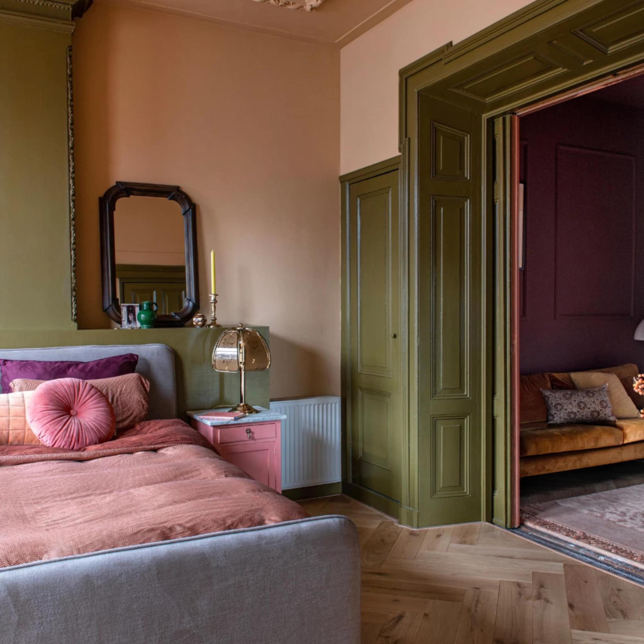 Slaapkamer met groene wanden en roze overtrek