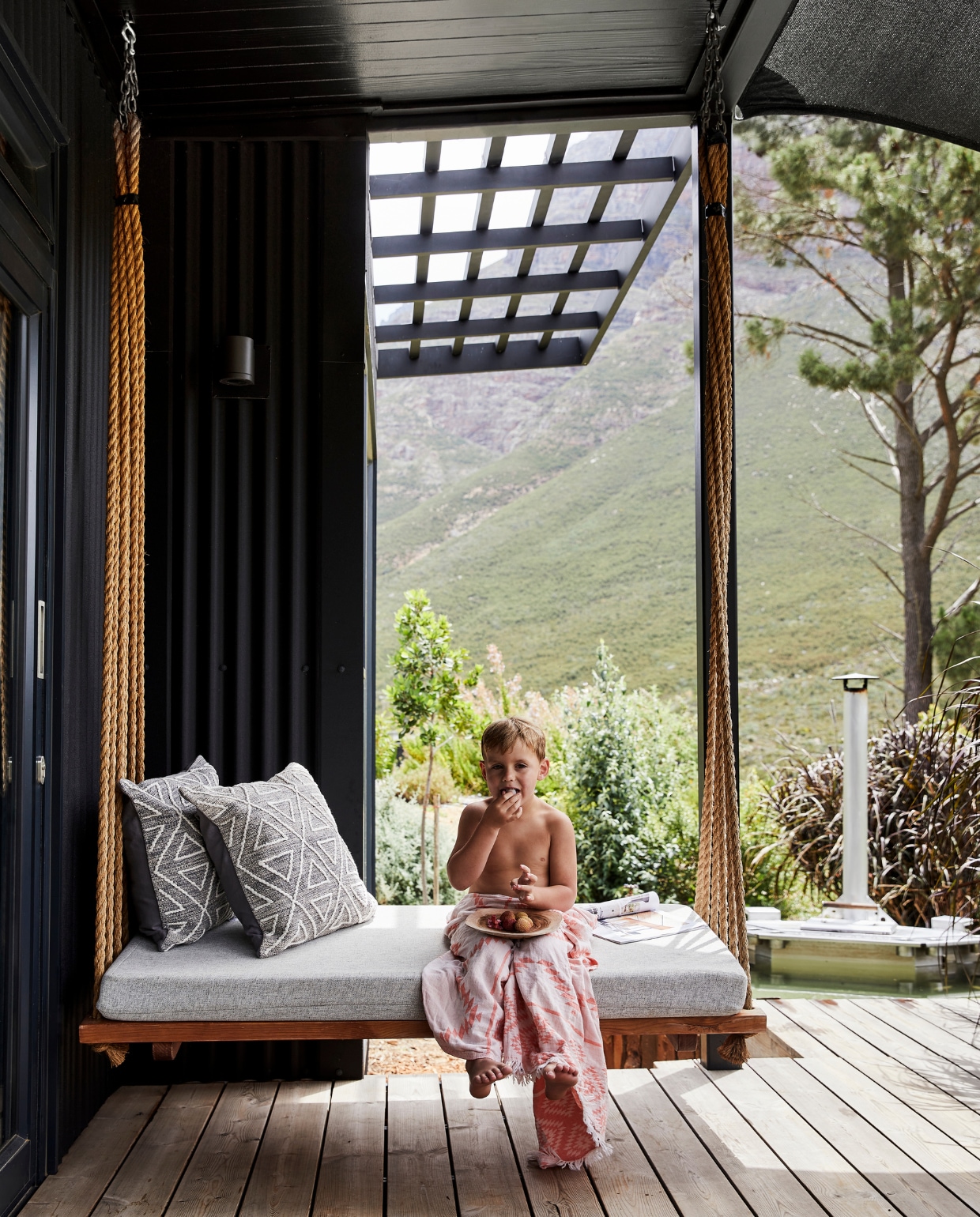 Op maat gemaakt daybed Caneworld. Kussens Oooh Inspired Interior Design. vtwonen binnenkijken special 171-2021 | styling Sven Alberding | fotografie Warren Heath/Bureaux