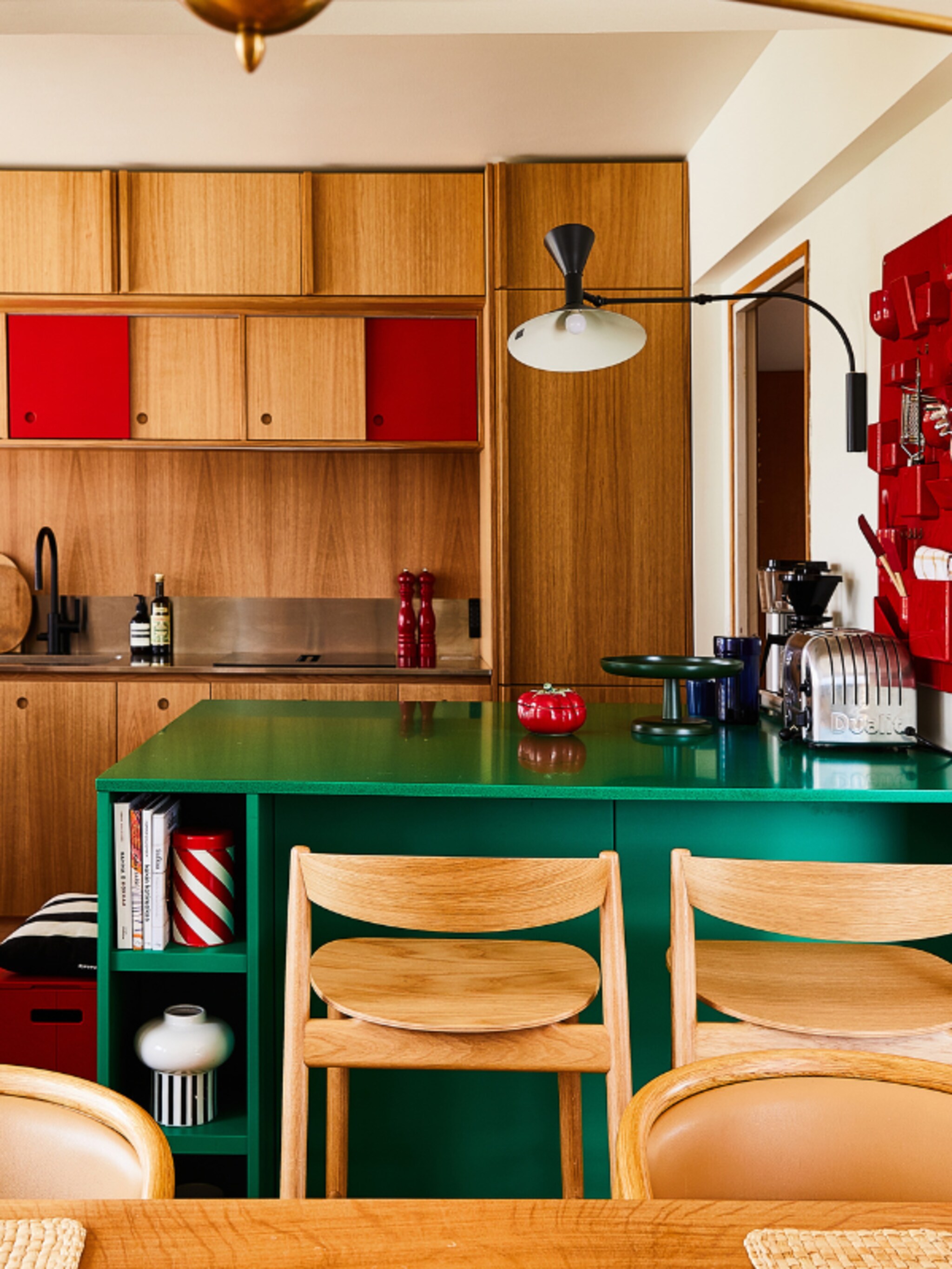 binnenkijken in een jaren 60 appartement aan de finse kust met aandacht voor originele details