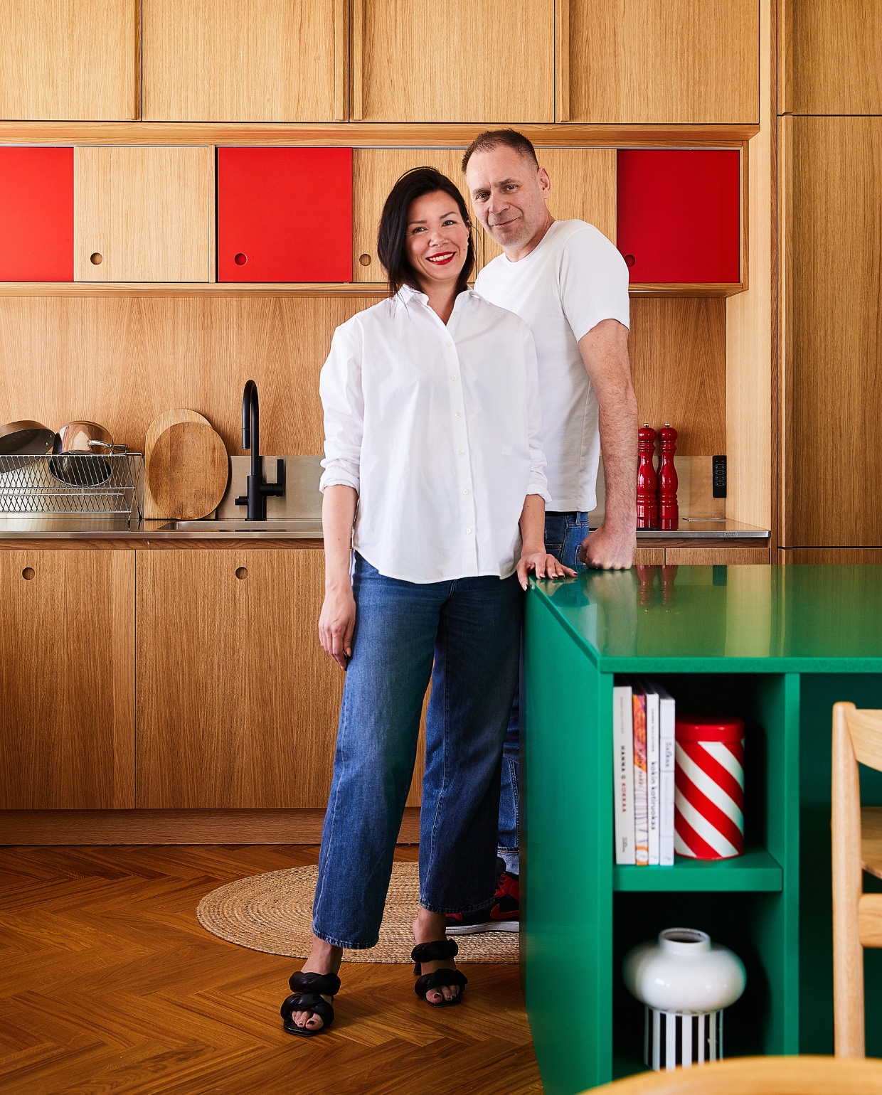 Bovenkasten en keuken Arkken (ontworpen door Annaleena), barkruk Hakola, eetkamerstoel Ecosmol Niimaar, materiaal kookeiland Durat. Overig onbekend. vtwonen binnenkijken special 131-2024 | productie Living Inside | styling en tekst Jonna Kivilahti | fotografie Krista Keltanen