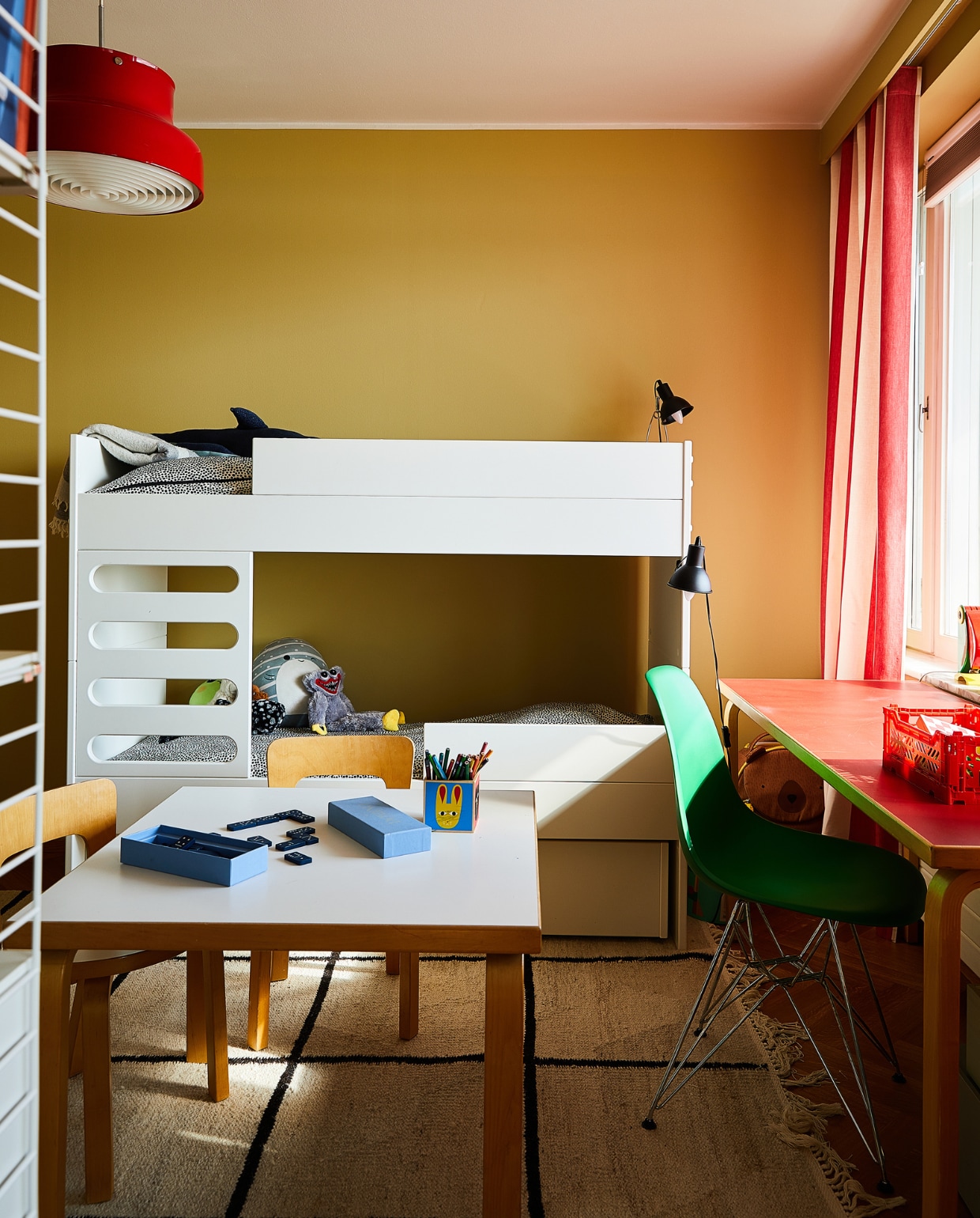 Tapijt Tikaun, kasten en bank Arkken, kussens Hakola. 2 Bed, gestreepte stof van Hakola, poef Hakola, ingelijste peerposter vintage vondst. Overig onbekend. 3 Kapstok vintage vondst. vtwonen binnenkijken special 131-2024 | productie Living Inside | styling en tekst Jonna Kivilahti | fotografie Krista Keltanen