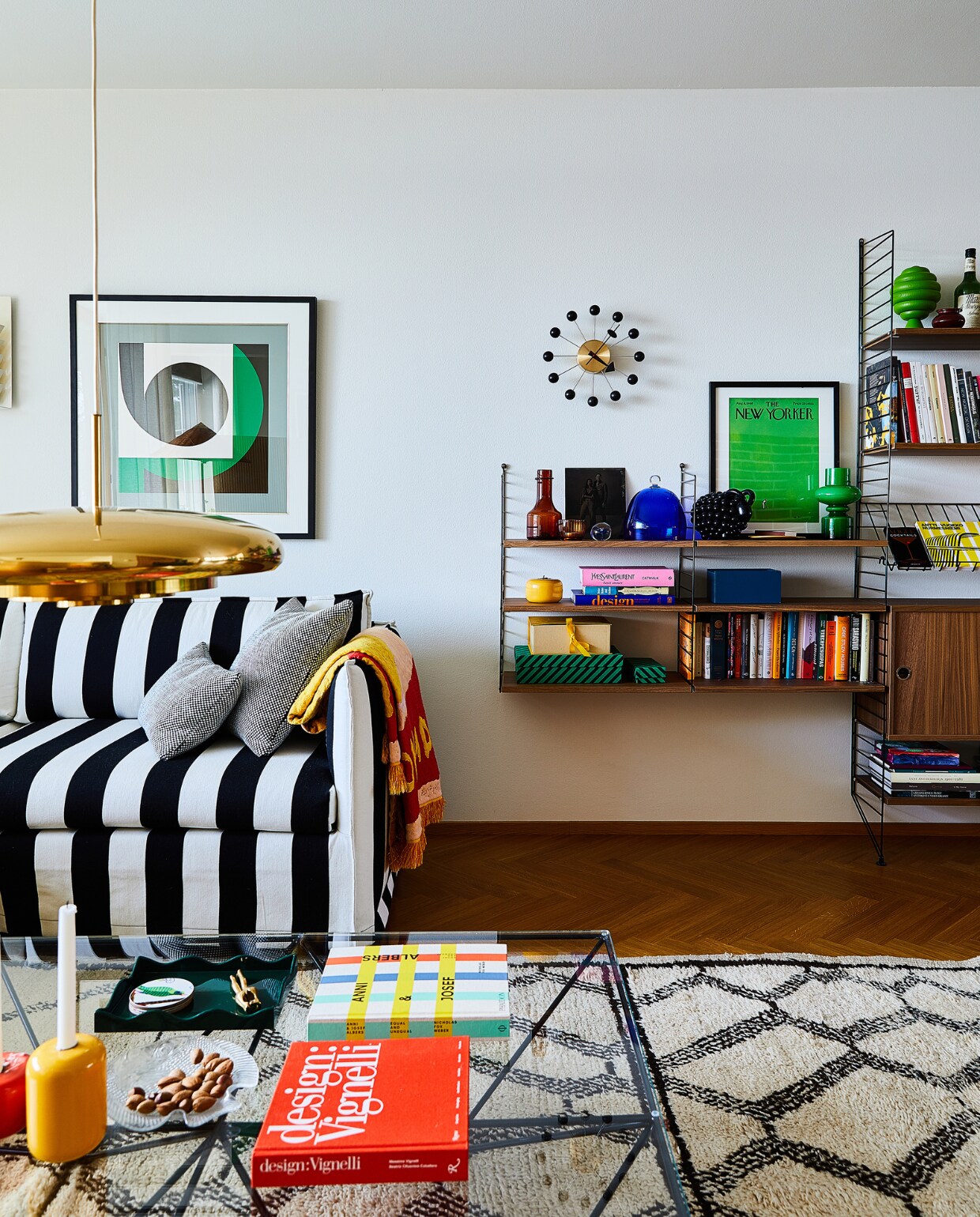 Hoekbank Filippa van Hakola, textielkunstwerk Laura Annala, Alanda Coffee Table Square van B&amp;B Italian, boekenplank String System, schilderij L.G. Nordström, vloerkleed Artek, vintage vloerlamp Gubi. Overig onbekend. vtwonen binnenkijken special 131-2024 | productie Living Inside | styling en tekst Jonna Kivilahti | fotografie Krista Keltanen