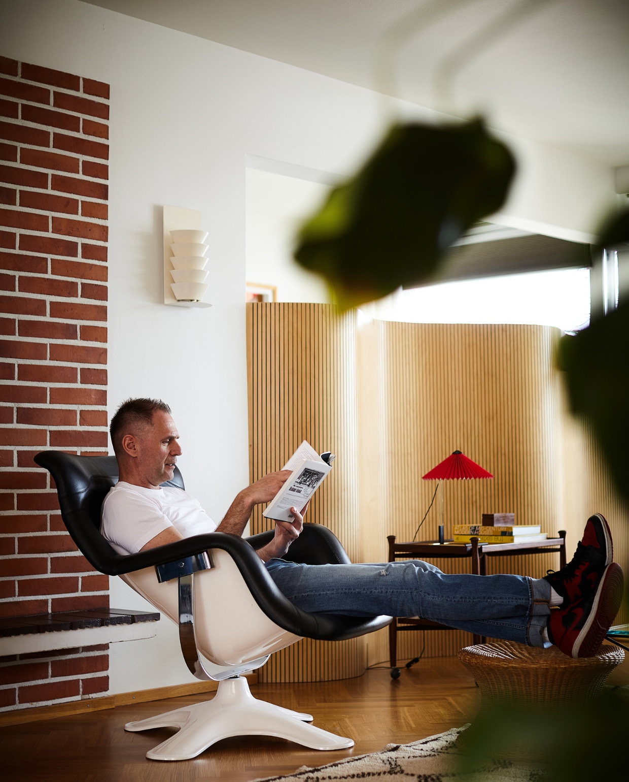 Karuselli-stoel van Yrjö Kukkapuro, barwagen van Olof Ottelin vintage vondst, lamp Gubi. Overig onbekend. vtwonen binnenkijken special 131-2024 | productie Living Inside | styling en tekst Jonna Kivilahti | fotografie Krista Keltanen