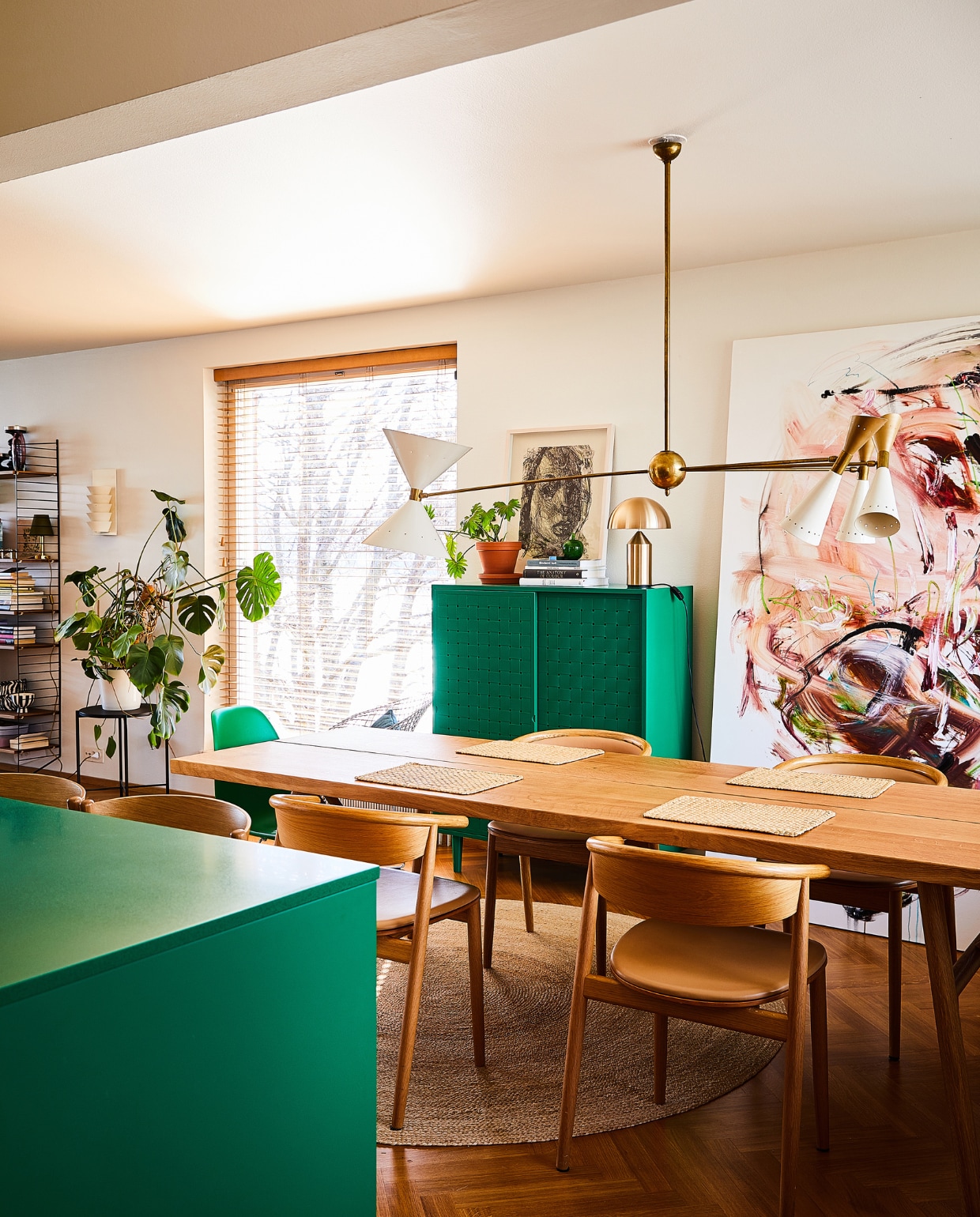 Eikenhouten eettafel en stoelen Hakola’s Woody, vintage plafondlamp, groene kast Hakola, groene DSR stoel van Vitra, kunstwerk Kuutti Lavonen, schilderij Jukka Rusanen. Overig onbekend. vtwonen binnenkijken special 131-2024 | productie Living Inside | styling en tekst Jonna Kivilahti | fotografie Krista Keltanen