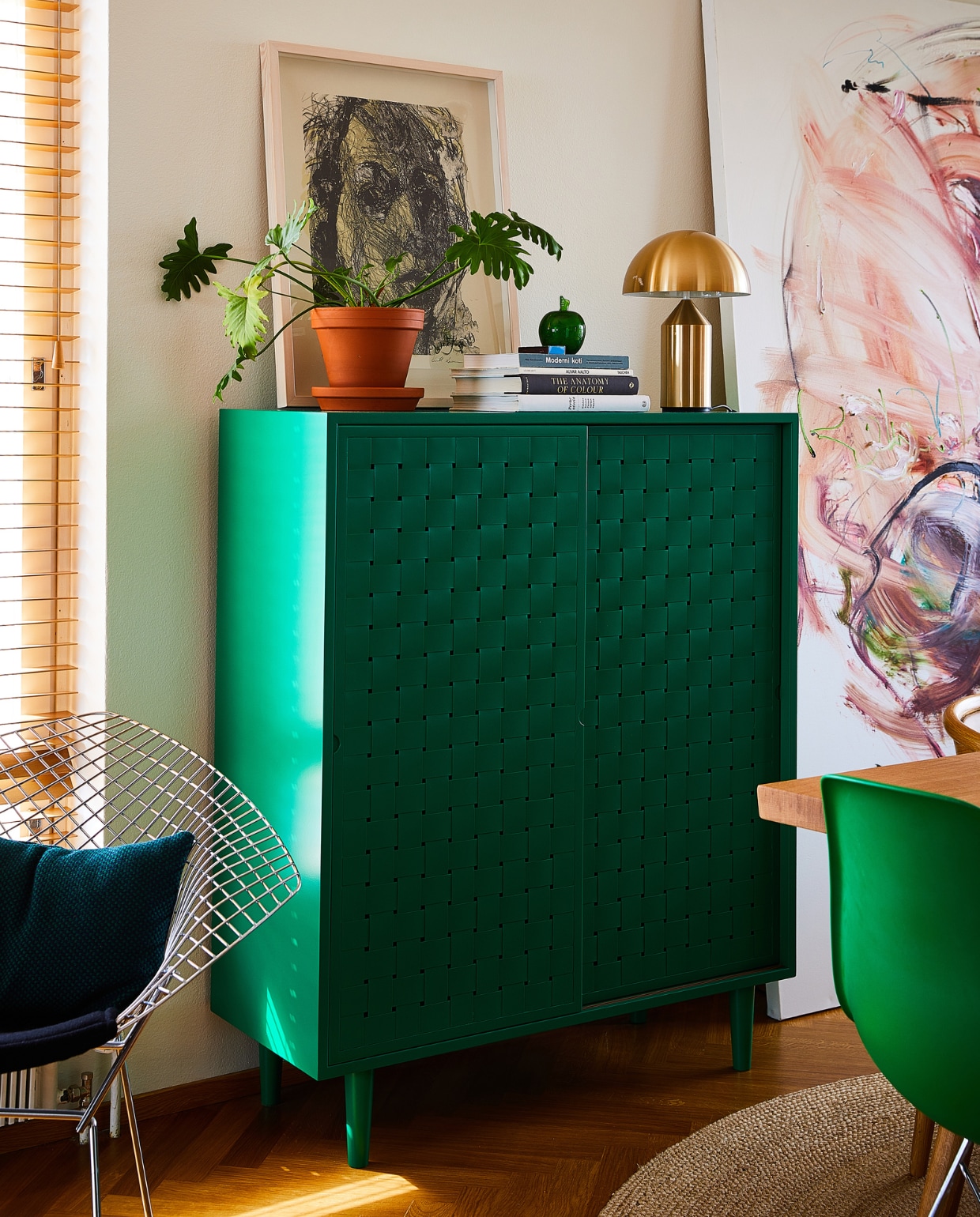 Eikenhouten eettafel en stoelen Hakola’s Woody, groene kast Hakola, groene DSR stoel van Vitra, kunstwerk Kuutti Lavonen, schilderij Jukka Rusanen. Overig onbekend. vtwonen binnenkijken special 131-2024 | productie Living Inside | styling en tekst Jonna Kivilahti | fotografie Krista Keltanen