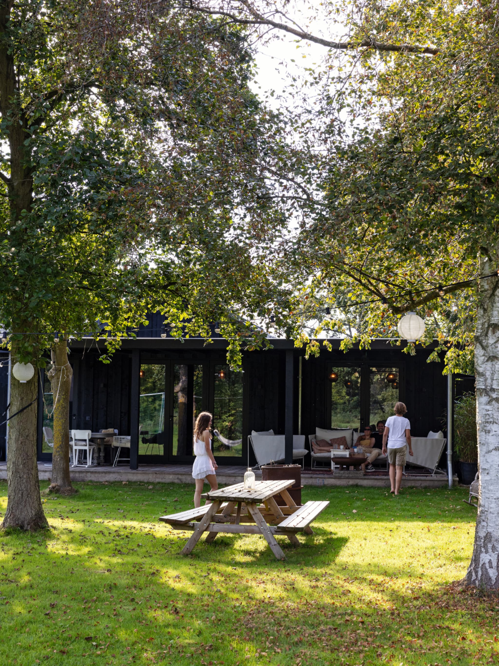 buitenkijken in een makkelijk te onderhouden relaxtuin
