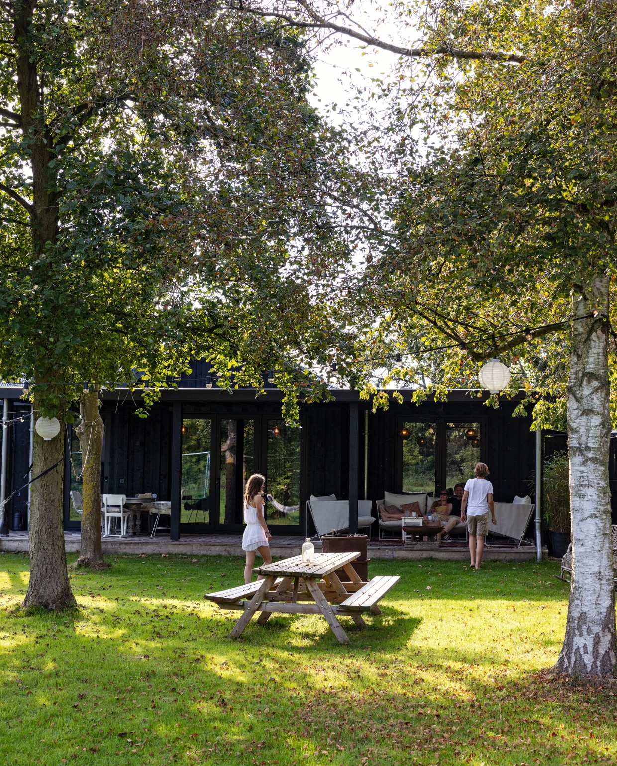 Tuinmeubels Ikea, Perzisch kleed Hype Popup, kussens Xenos, vuurschaal Intratuin, houten tafel Loods 5, lampionlampen Monday Sunday, witte stoel HKliving, overige stoelen en tafel kringloopwinkel. vtwonen Tuin 10 | styling Ilona Jongepier | fotografie Dana van Leeuwen