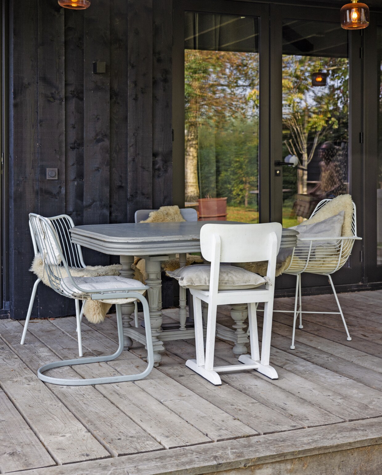 Witte stoel HKliving, overige stoelen en tafel kringloopwinkel, lampen Monday Sunday. vtwonen Tuin 10 | styling Ilona Jongepier | fotografie Dana van Leeuwen