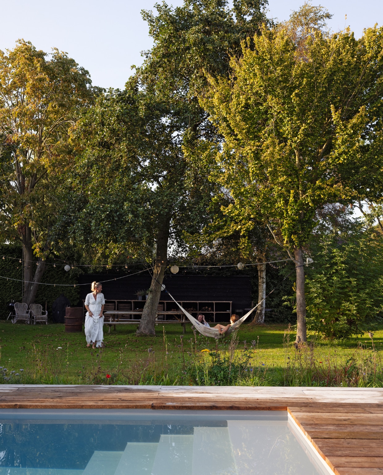 Hangmat meegenomen uit Mexico. vtwonen Tuin 10 | styling Ilona Jongepier | fotografie Dana van Leeuwen
