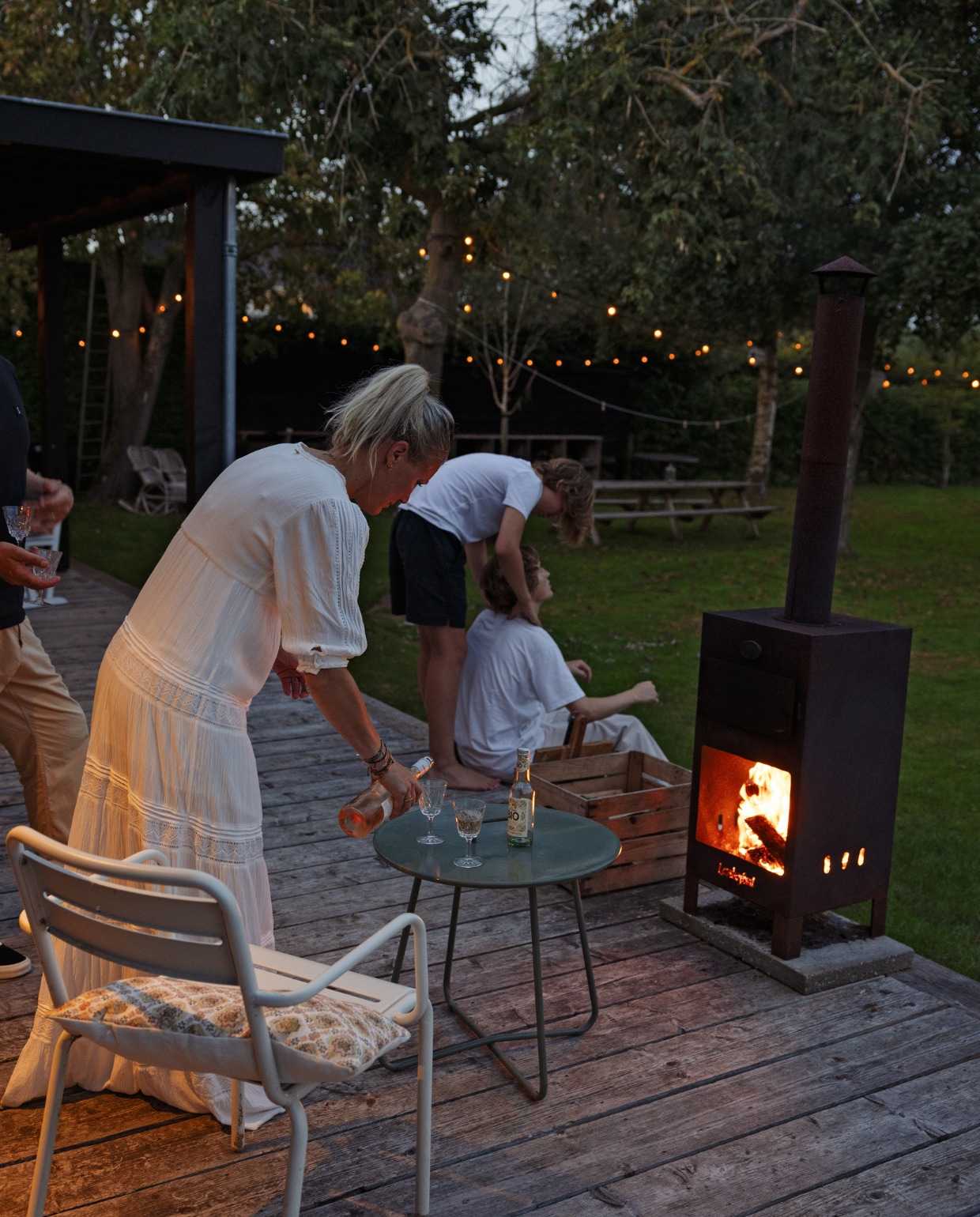 Pizzaoven Lanterfant, stoel Emu, bijzettafel Kwantum vtwonen Tuin 10 | styling Ilona Jongepier | fotografie Dana van Leeuwen