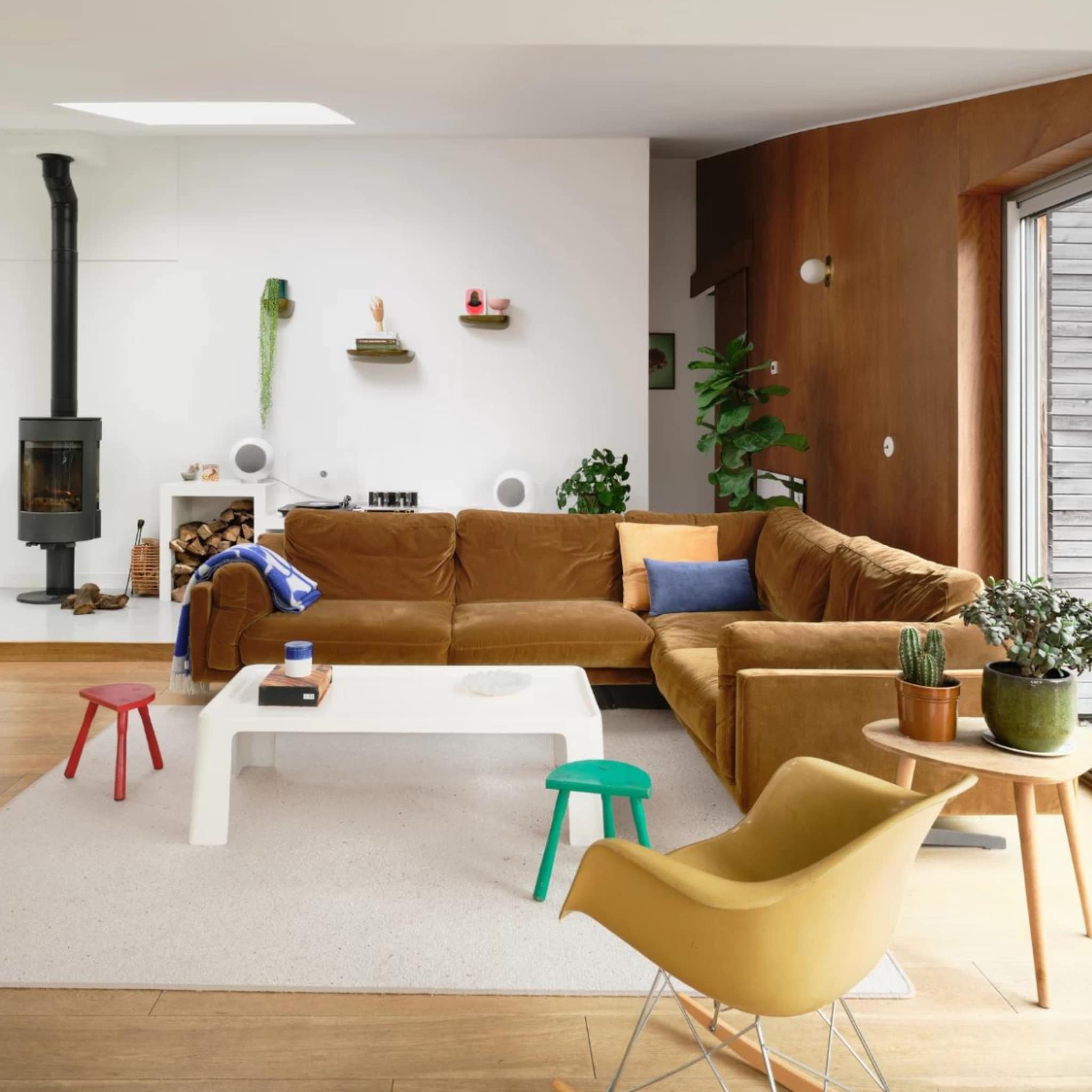 Knusse woonkamer met vintage en maatwerk meubels