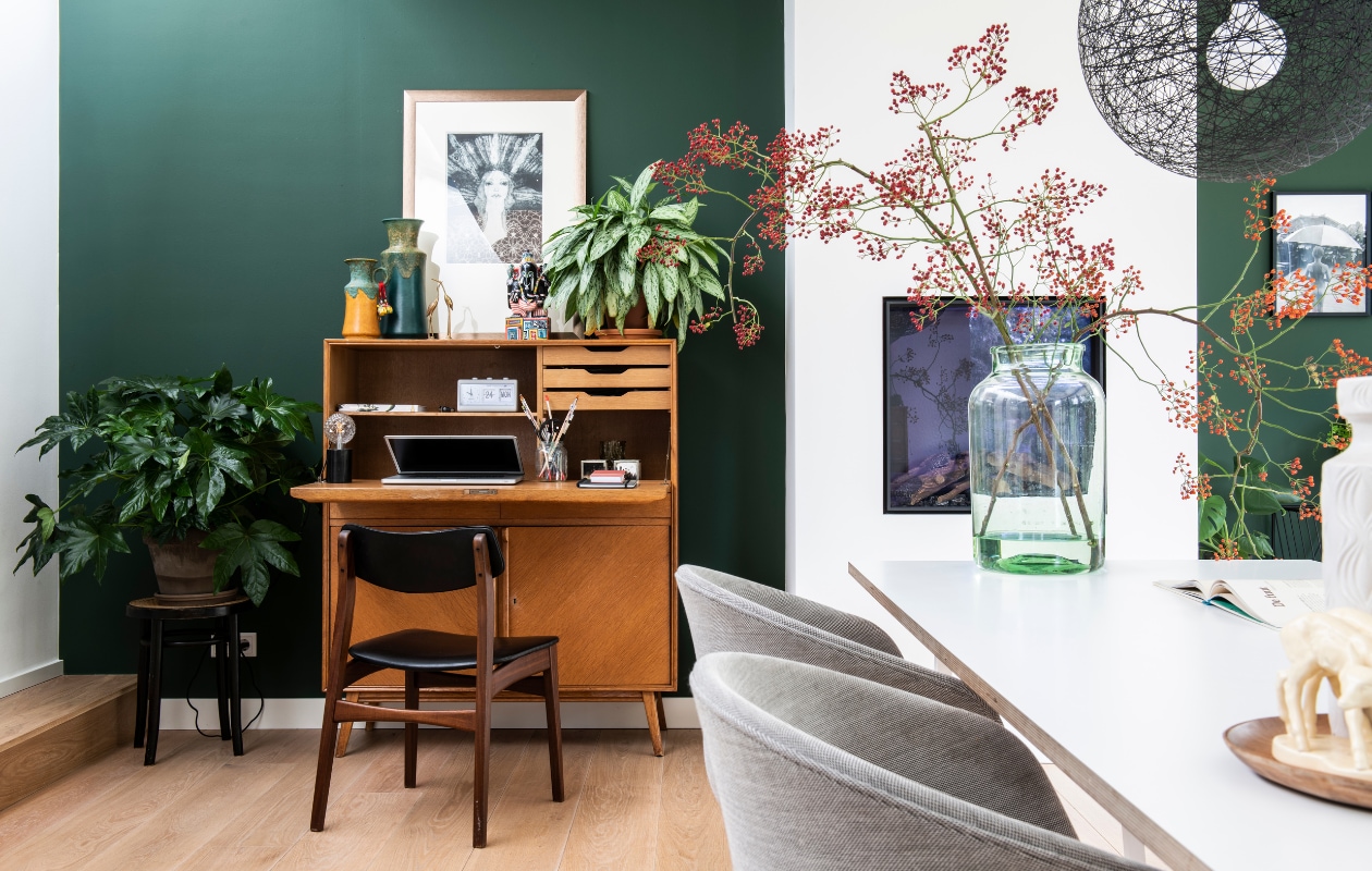 Vintage bureau van Pastoe, gevonden op Marktplaats. Stoel Marktplaats, krukje vintage Thonet. Vazen vintage. De ets komt uit het ouderlijk huis van Misja. Op het bureau notebook en notepad van House of Products. vtwonen 05-2019 | styling Inge van Lieshout, Inside Homepage | fotografie Louis Lemaire, Inside Homepage